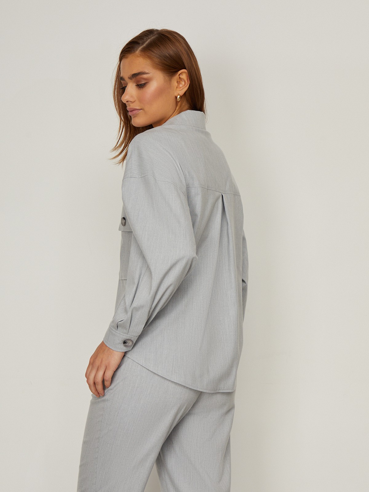 Рубашка-oversize с ремнем, цвет: серый меланж Allweneed Рубашкав стиле сафари с застежкой на пуговицах, из вискозы с добавлением хлопка.Дополнена накладными карманами на груди,талия подчеркиваетсяпоясомс пряжкой. Отличный вариант на замену классической рубашке. Дополнит любой образ с джинсами, юбкой-карандаш или брюками прямого кроя.
На модели размер XS/S