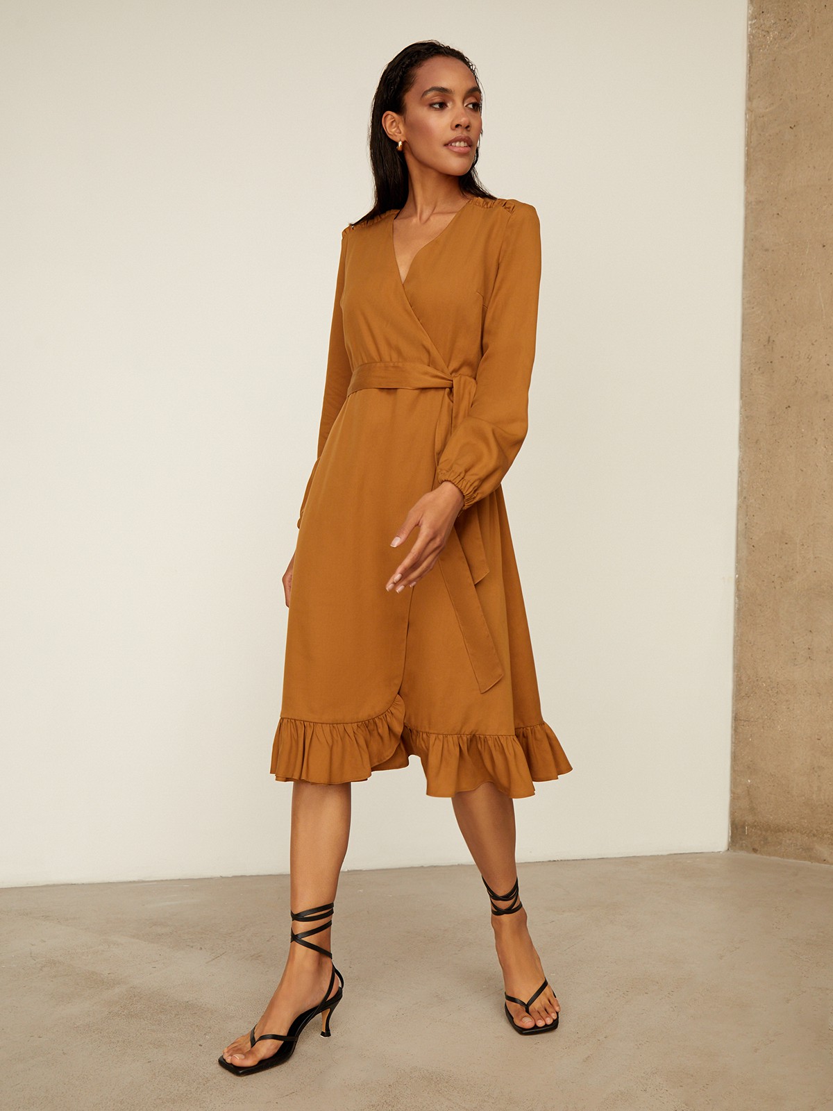 Платье с воланами длины миди, цвет: кэмел Allweneed Платье с запахом длины чуть ниже колена. Дополнено воланом на подоле и поясом в тон, застежка на молнию. Собирайте с ним женственные образы на каждый день.
На модели размер XS