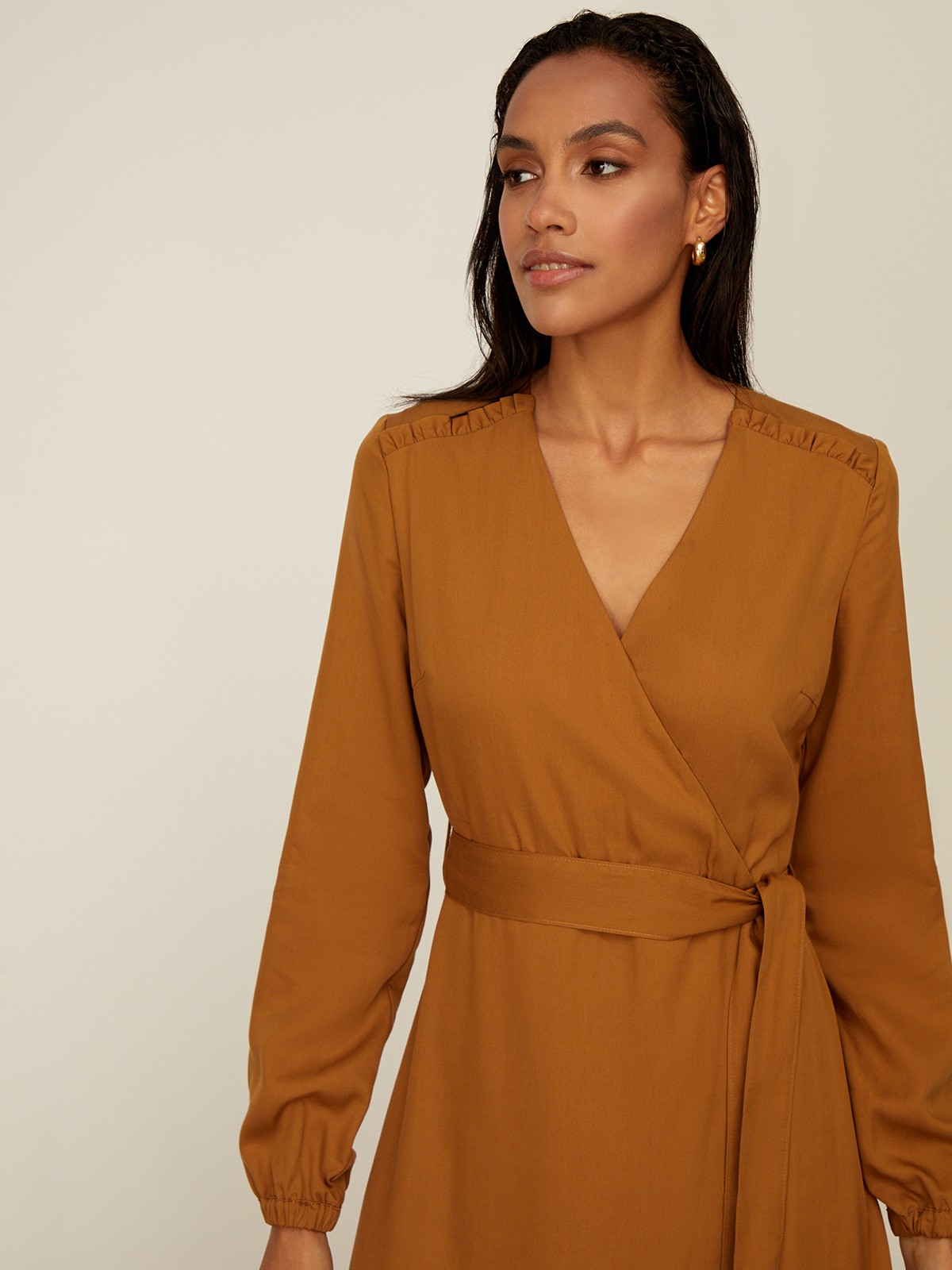 Платье с воланами длины миди, цвет: кэмел Allweneed Платье с запахом длины чуть ниже колена. Дополнено воланом на подоле и поясом в тон, застежка на молнию. Собирайте с ним женственные образы на каждый день.
На модели размер XS