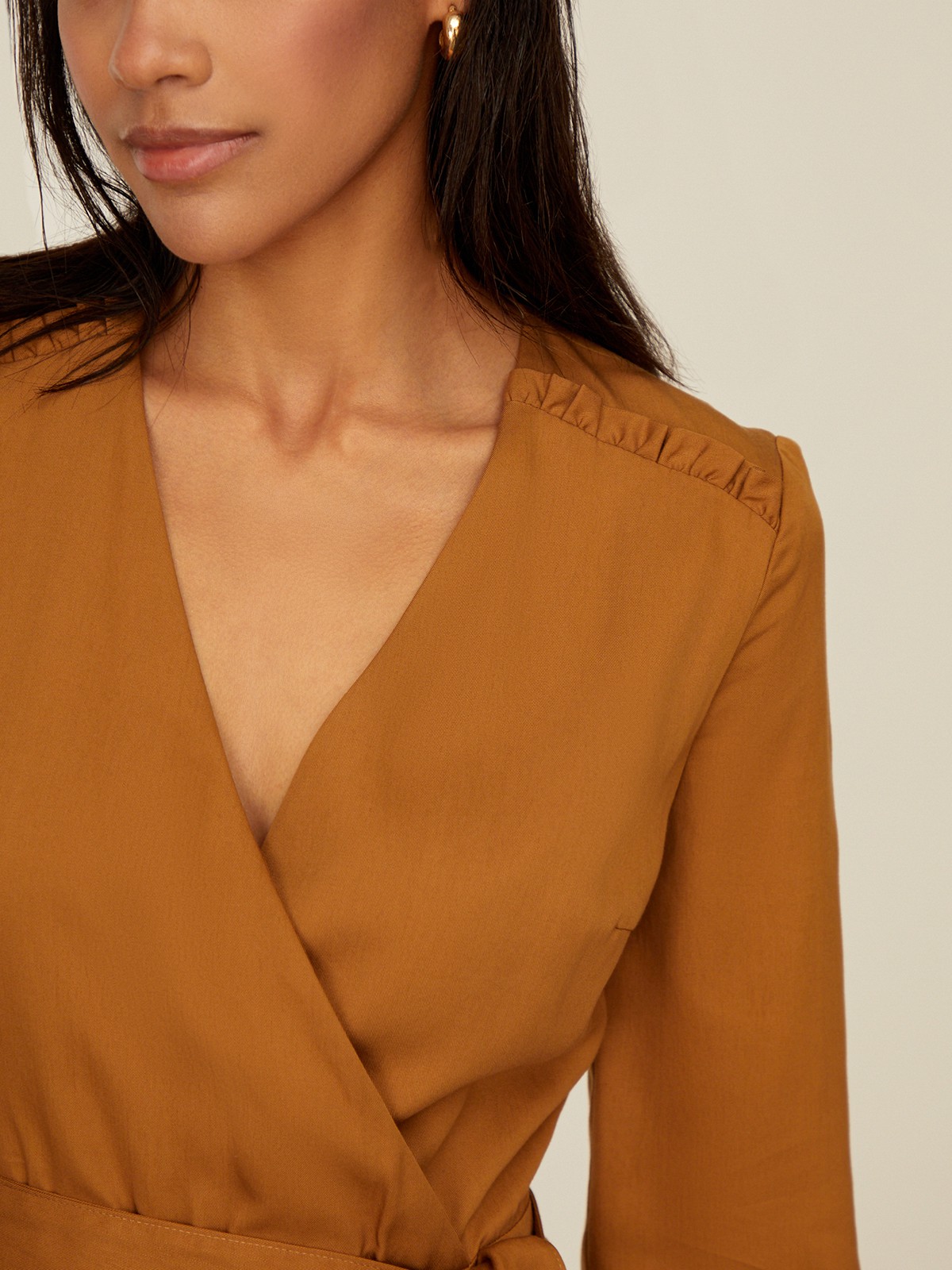 Платье с воланами длины миди, цвет: кэмел Allweneed Платье с запахом длины чуть ниже колена. Дополнено воланом на подоле и поясом в тон, застежка на молнию. Собирайте с ним женственные образы на каждый день.
На модели размер XS