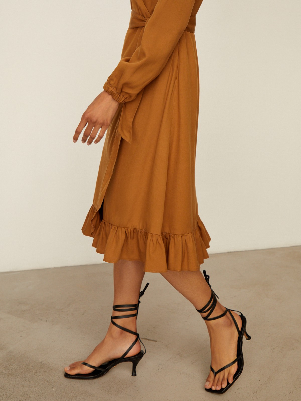 Платье с воланами длины миди, цвет: кэмел Allweneed Платье с запахом длины чуть ниже колена. Дополнено воланом на подоле и поясом в тон, застежка на молнию. Собирайте с ним женственные образы на каждый день.
На модели размер XS