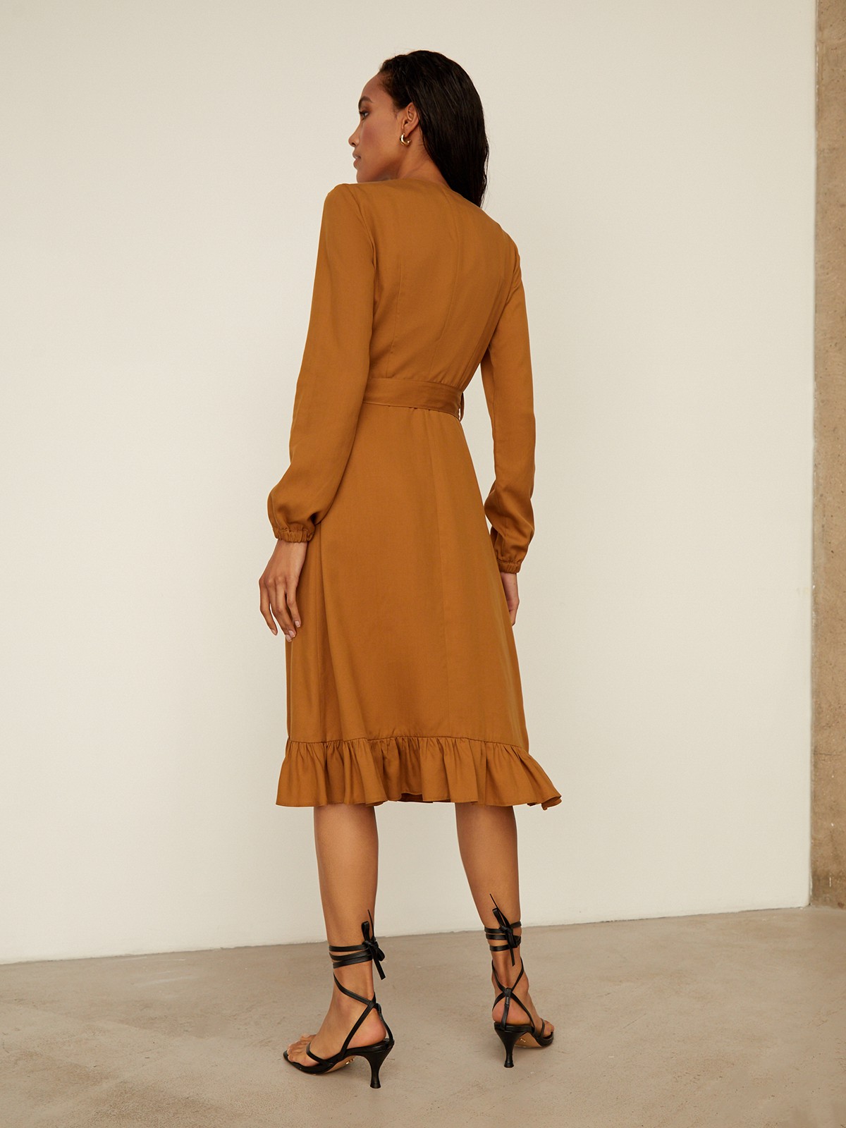Платье с воланами длины миди, цвет: кэмел Allweneed Платье с запахом длины чуть ниже колена. Дополнено воланом на подоле и поясом в тон, застежка на молнию. Собирайте с ним женственные образы на каждый день.
На модели размер XS