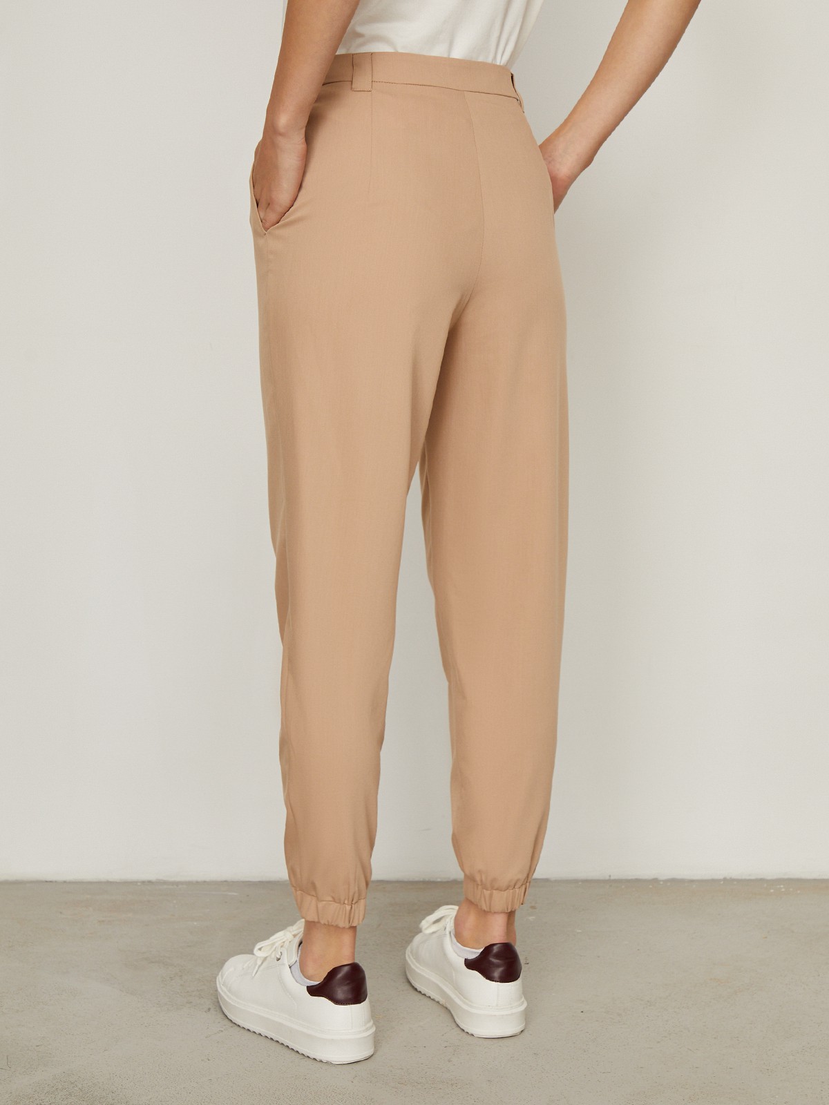 Брюки-бананы с резинкой по низу.Широкие, с застежкой на молнию и пуговицу.Брюки подходят для расслабленного, спокойного образа с топами, рубашками oversize и обувью на плоском ходу.

На модели размер M