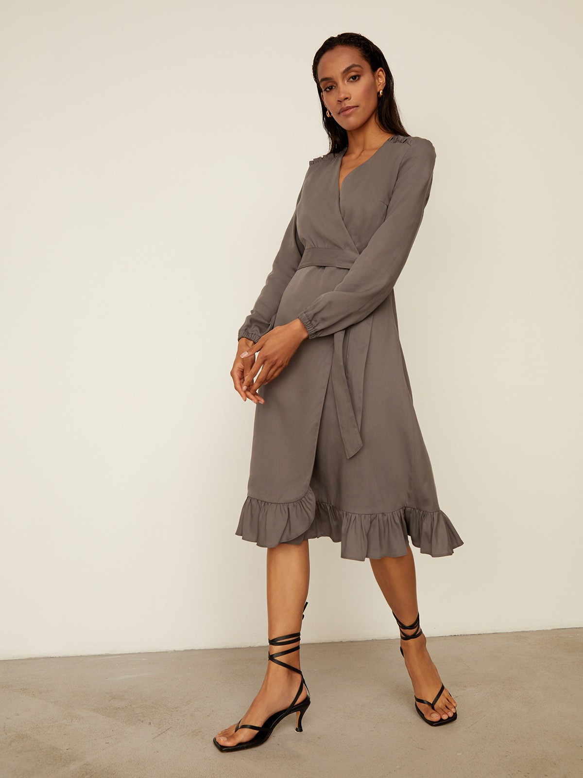 Платье с запахом длины чуть ниже колена. Дополнено воланом на подоле и поясом в тон, застежка на молнию. Собирайте с ним женственные образы на каждый день.

На модели размер XS