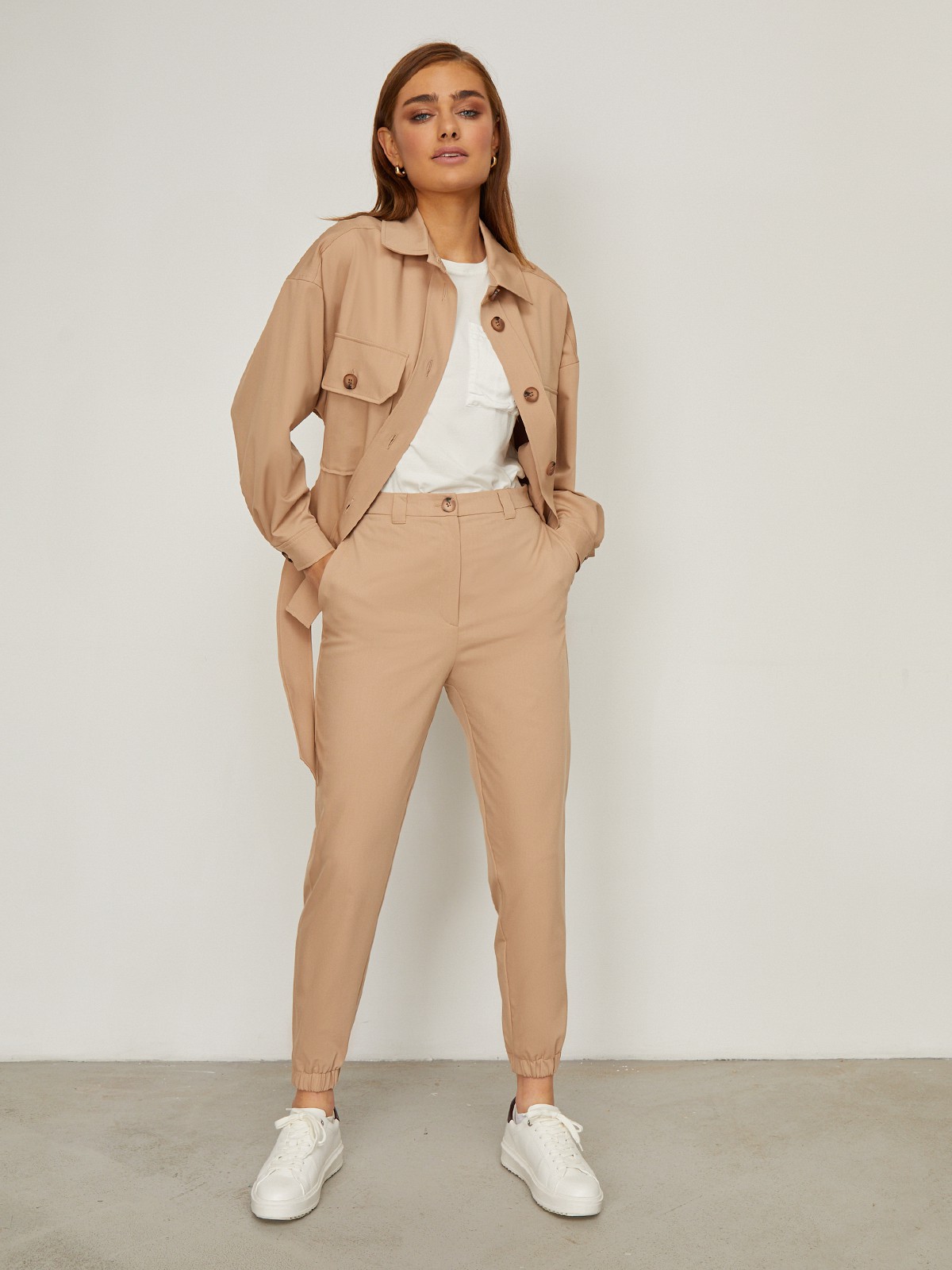 Брюки-бананы с резинкой по низу.Широкие, с застежкой на молнию и пуговицу.Брюки подходят для расслабленного, спокойного образа с топами, рубашками oversize и обувью на плоском ходу.

На модели размер M