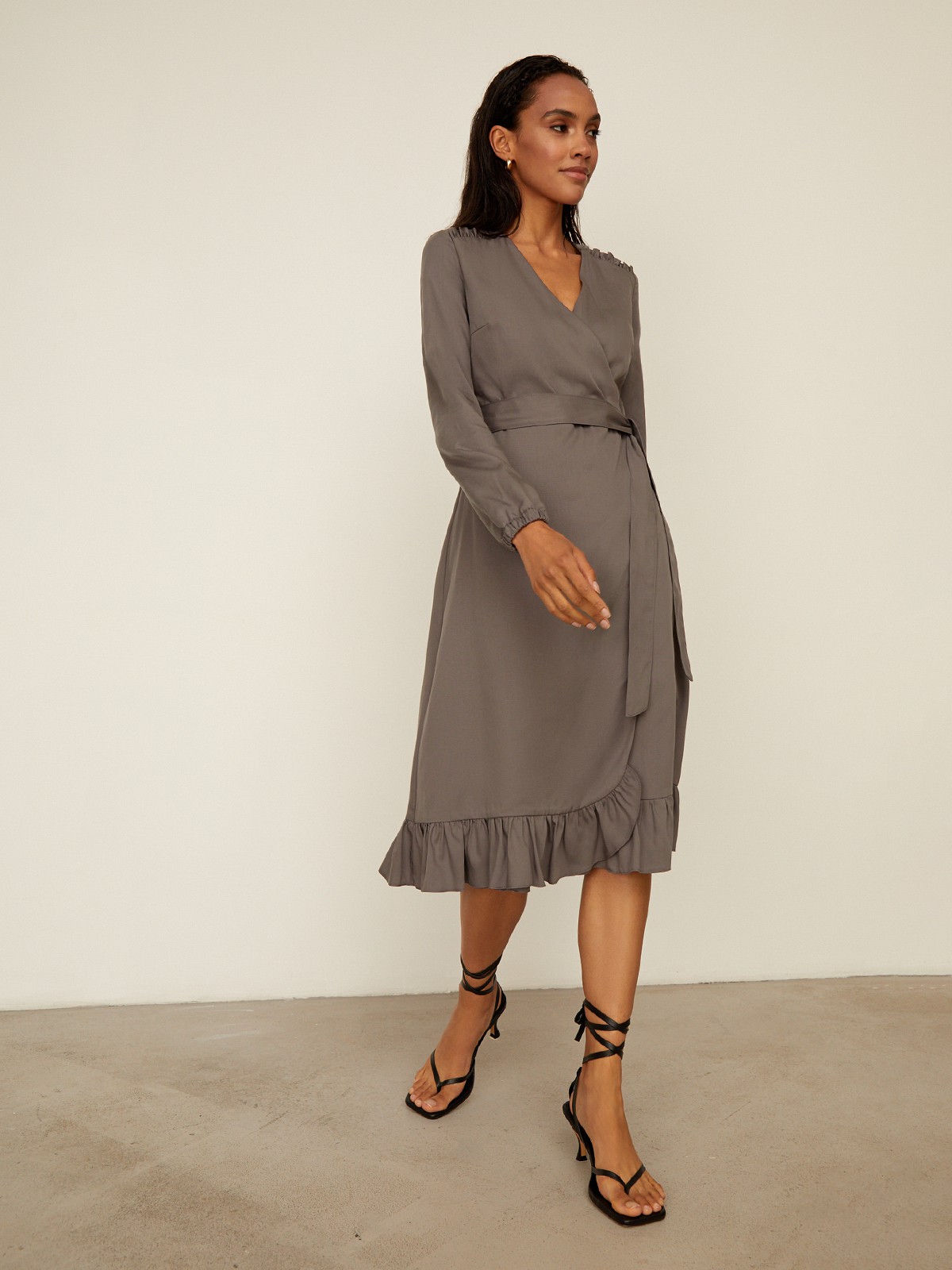 Платье с запахом длины чуть ниже колена. Дополнено воланом на подоле и поясом в тон, застежка на молнию. Собирайте с ним женственные образы на каждый день.

На модели размер XS