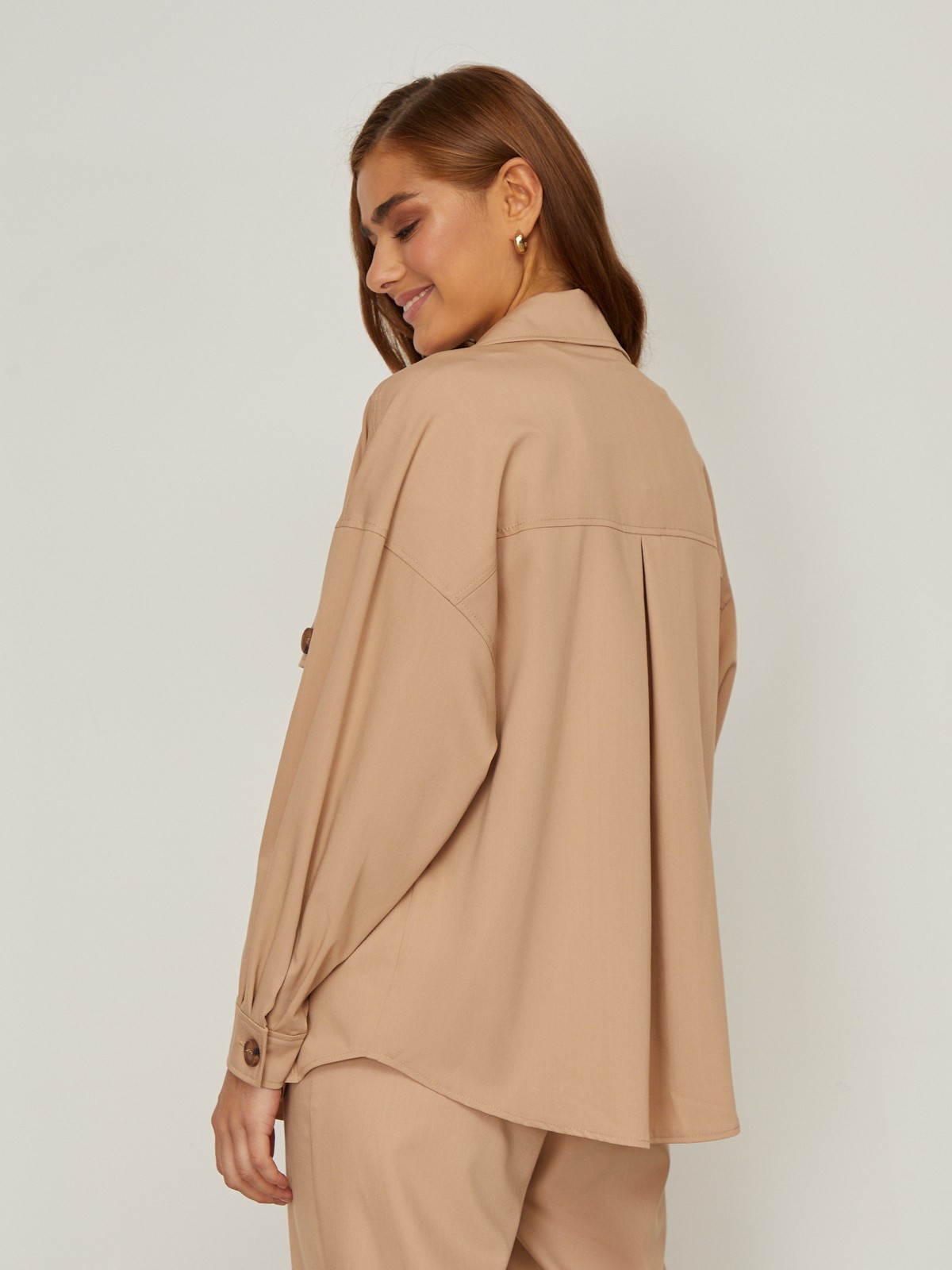 Рубашкав стиле сафари с застежкой на пуговицах, из вискозы с добавлением хлопка.Дополнена накладными карманами на груди,талия подчеркиваетсяпоясомс пряжкой. Отличный вариант на замену классической рубашке. Дополнит любой образ с джинсами, юбкой-карандаш или брюками прямого кроя.

На модели размер XS/S