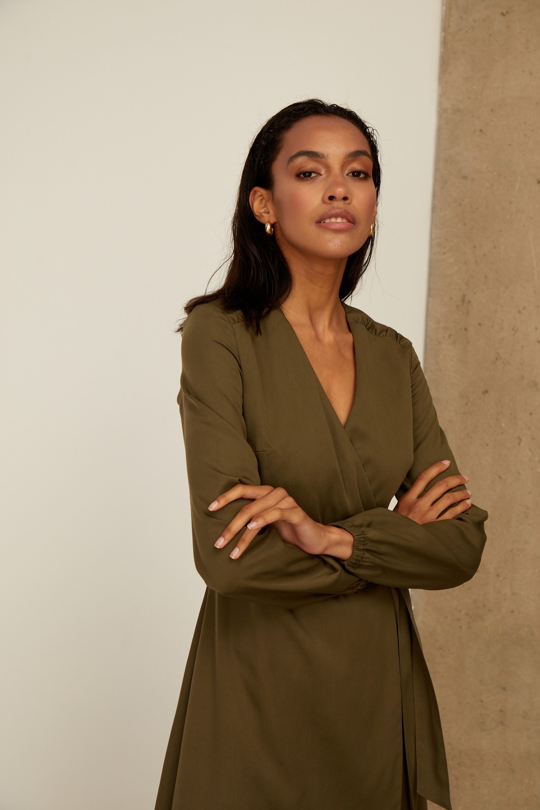 Платье с воланами длины миди, цвет: хаки Allweneed Платье с запахом длины чуть ниже колена. Дополнено воланом на подоле и поясом в тон, застежка на молнию. Собирайте с ним женственные образы на каждый день.
На модели размер XS