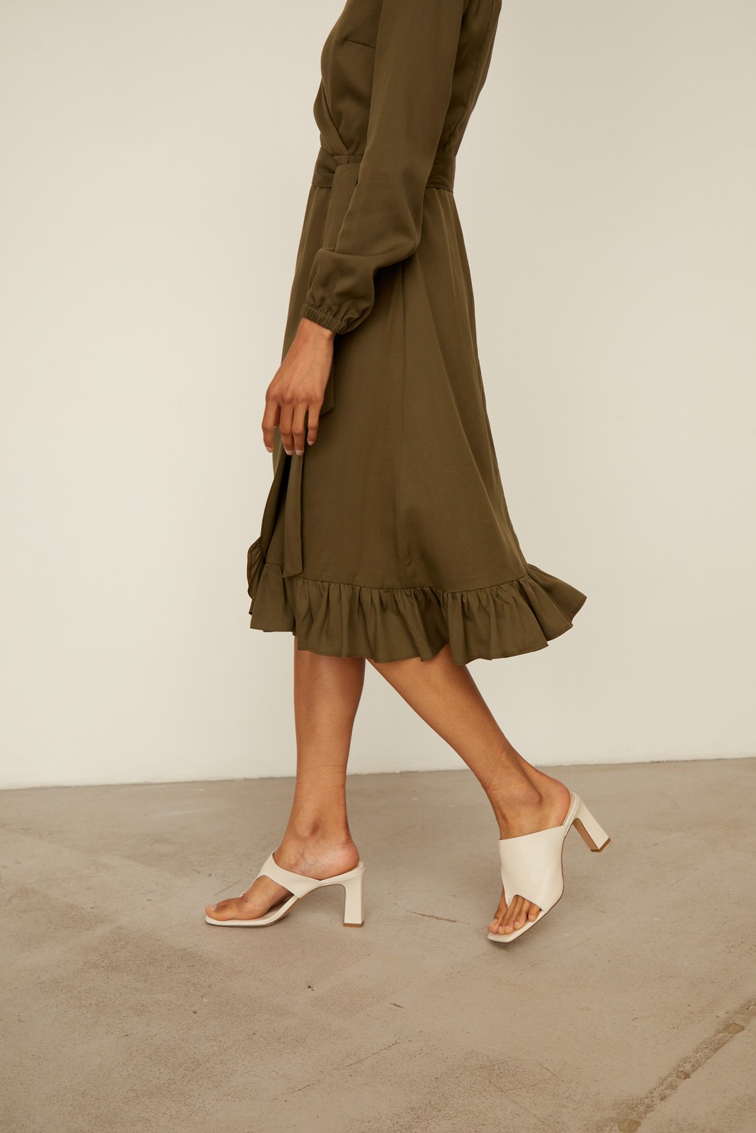 Платье с воланами длины миди, цвет: хаки Allweneed Платье с запахом длины чуть ниже колена. Дополнено воланом на подоле и поясом в тон, застежка на молнию. Собирайте с ним женственные образы на каждый день.
На модели размер XS