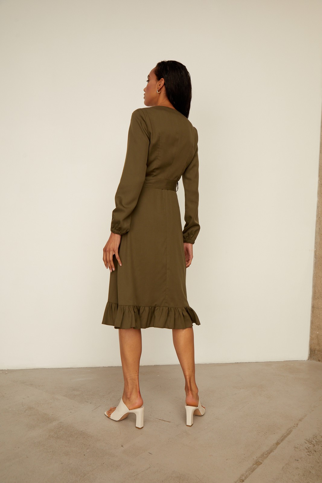 Платье с воланами длины миди, цвет: хаки Allweneed Платье с запахом длины чуть ниже колена. Дополнено воланом на подоле и поясом в тон, застежка на молнию. Собирайте с ним женственные образы на каждый день.
На модели размер XS