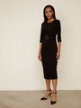 Приталенное платьедлины миди с застежкой на потайную молнию по спинке. Модель дополнена съемным поясом в тон изделия и втачным рукавом длины 3/4. Базовое платье, которое идеально подойдет для создания образов как с туфлями на каблуке, так и с более расслабленным вариантом обуви.

На модели размер XS