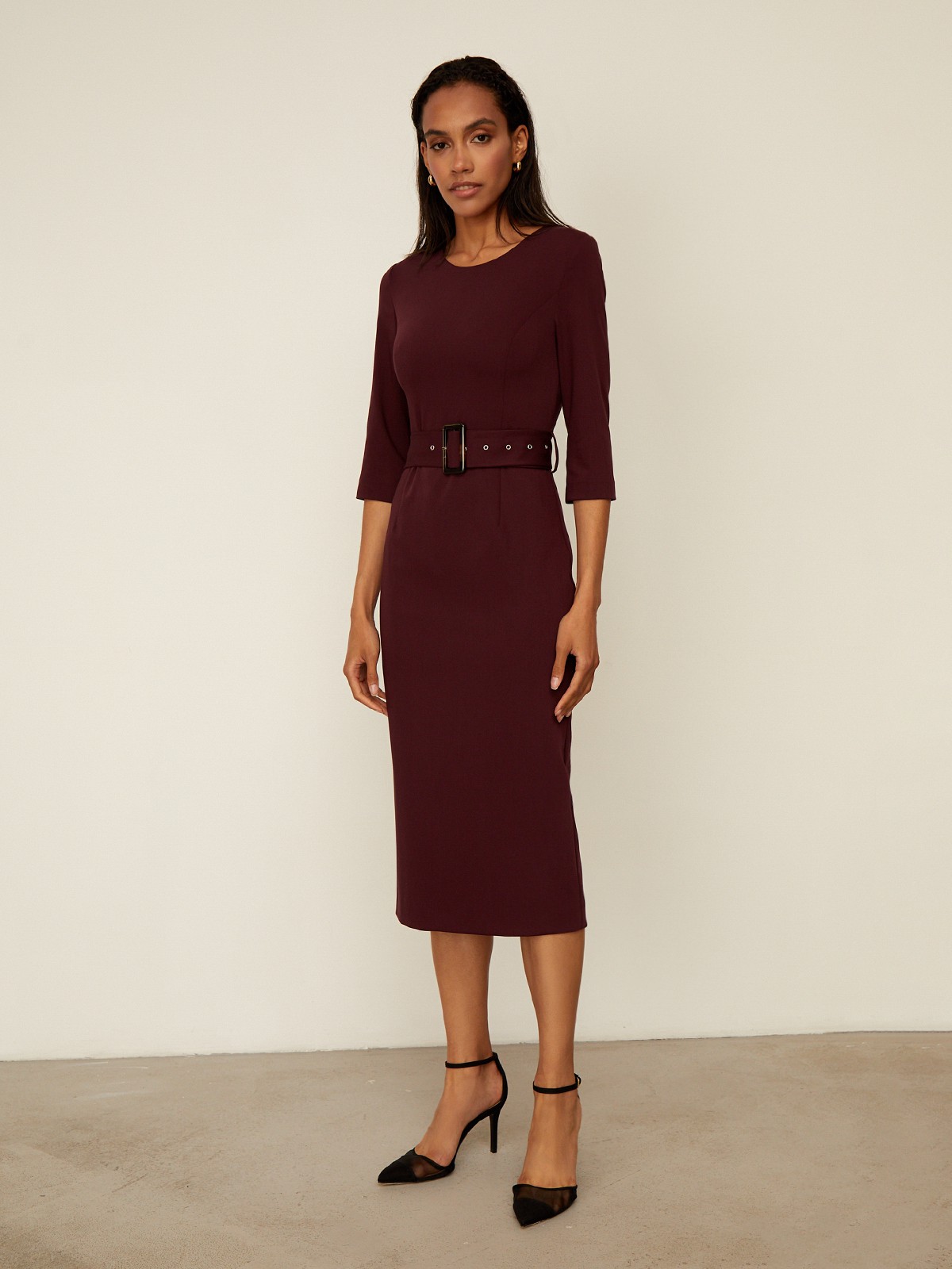 Приталенное платьедлины миди с застежкой на потайную молнию по спинке. Модель дополнена съемным поясом в тон изделия и втачным рукавом длины 3/4. Базовое платье, которое идеально подойдет для создания образов как с туфлями на каблуке, так и с более расслабленным вариантом обуви.

На модели размер XS