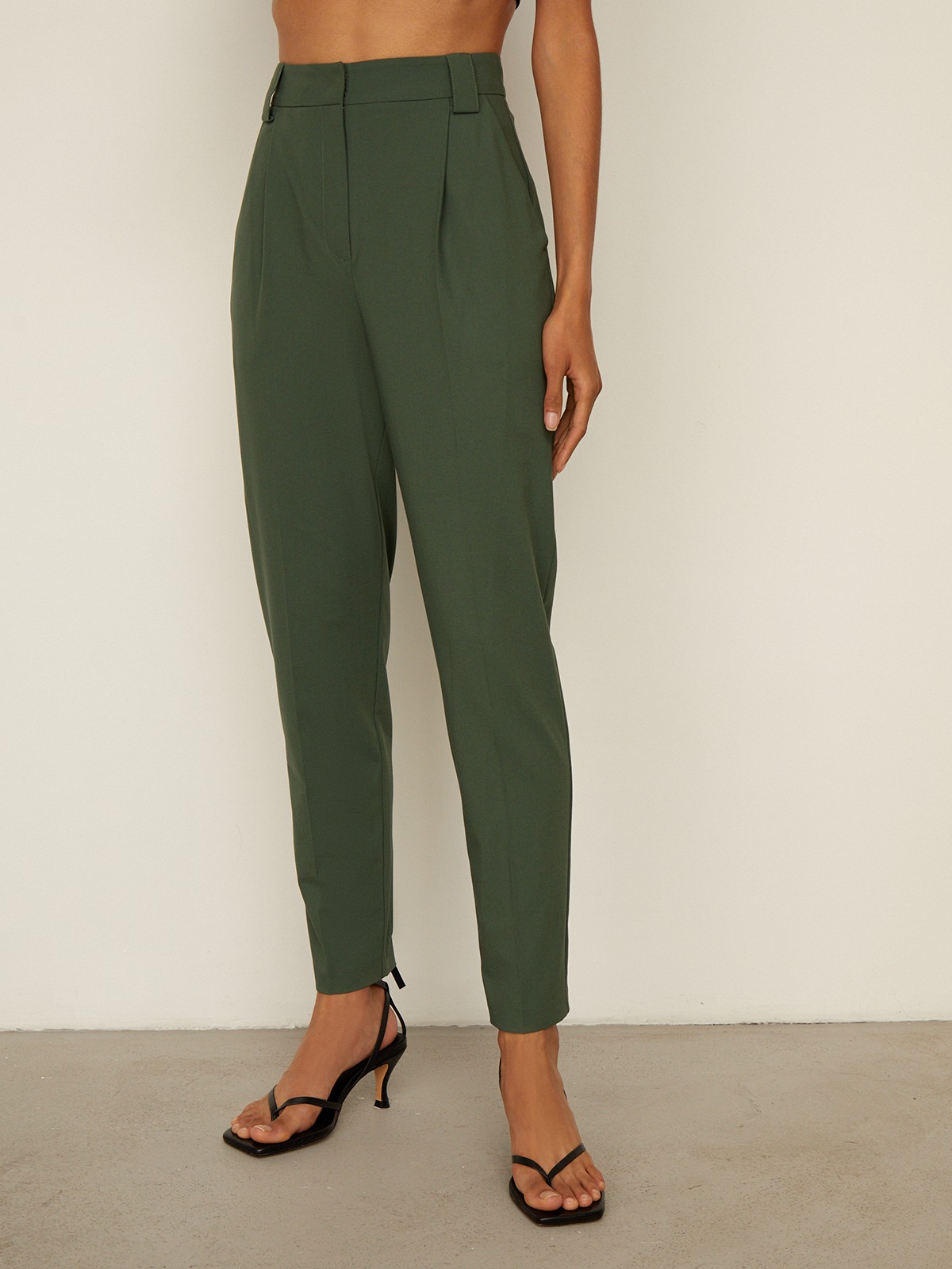 


Брюки с завышенной талией и декоративными складками у пояса выполнены из легкой льняной ткани. Отутюженные стрелки вытягивают силуэт. Сочетайте с жакетом аналогичного оттенка.

На модели размер XS