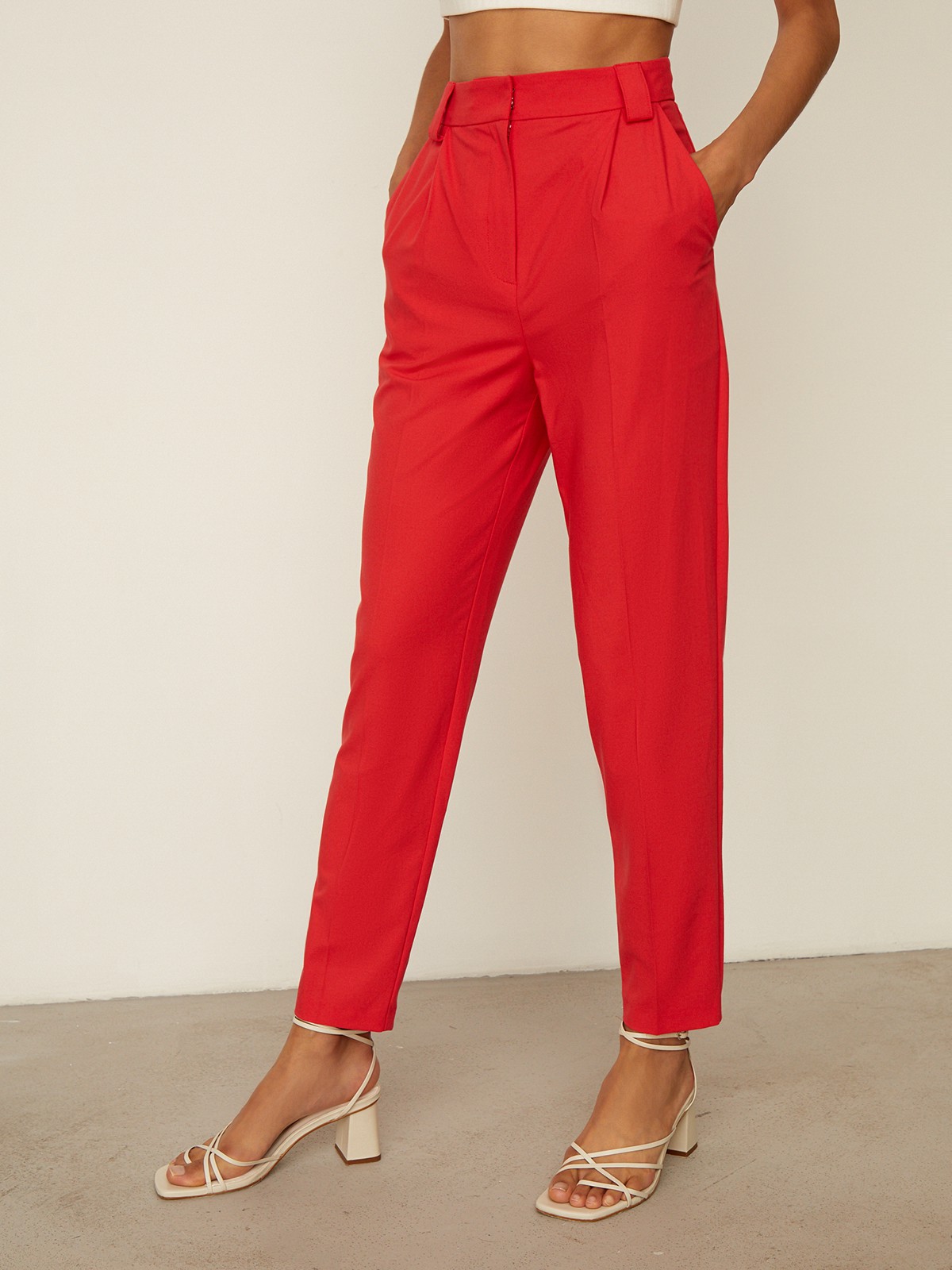 


Брюки с завышенной талией и декоративными складками у пояса выполнены из легкой льняной ткани. Отутюженные стрелки вытягивают силуэт. Сочетайте с жакетом аналогичного оттенка.

На модели размер XS