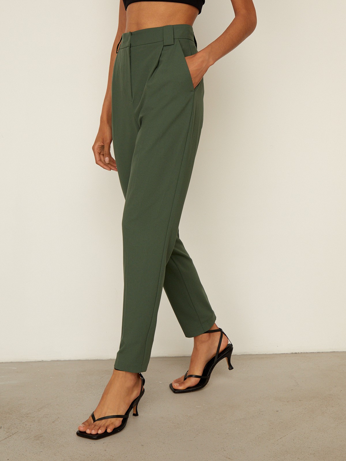 


Брюки с завышенной талией и декоративными складками у пояса выполнены из легкой льняной ткани. Отутюженные стрелки вытягивают силуэт. Сочетайте с жакетом аналогичного оттенка.

На модели размер XS