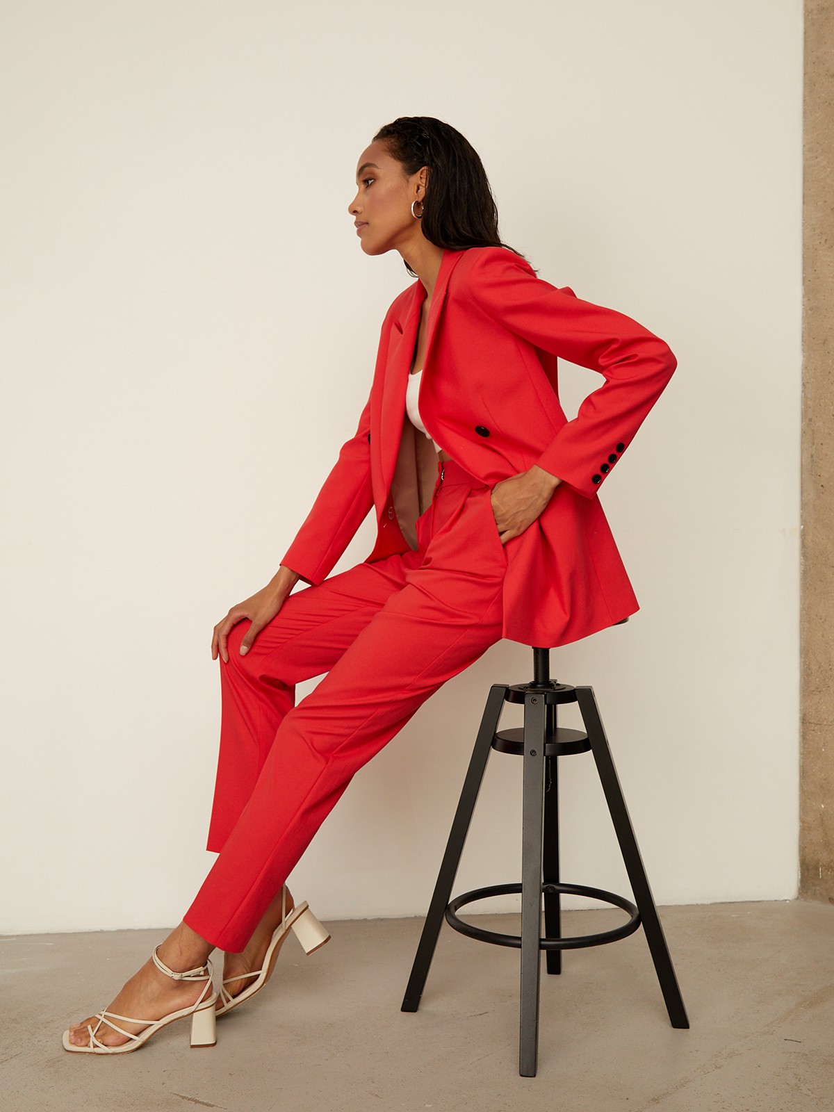 


Брюки с завышенной талией и декоративными складками у пояса выполнены из легкой льняной ткани. Отутюженные стрелки вытягивают силуэт. Сочетайте с жакетом аналогичного оттенка.

На модели размер XS