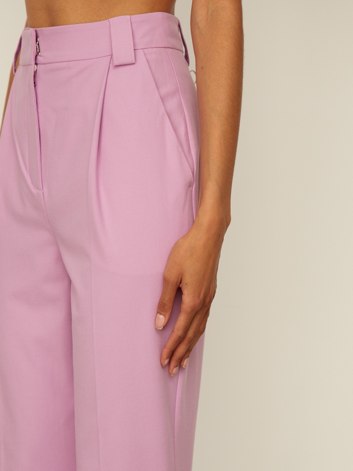 


Брюки с завышенной талией и декоративными складками у пояса выполнены из легкой льняной ткани. Отутюженные стрелки вытягивают силуэт. Сочетайте с жакетом аналогичного оттенка.

На модели размер XS