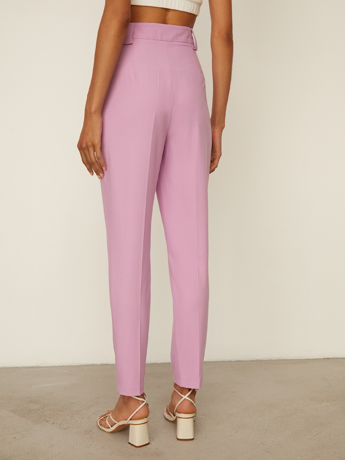 


Брюки с завышенной талией и декоративными складками у пояса выполнены из легкой льняной ткани. Отутюженные стрелки вытягивают силуэт. Сочетайте с жакетом аналогичного оттенка.

На модели размер XS