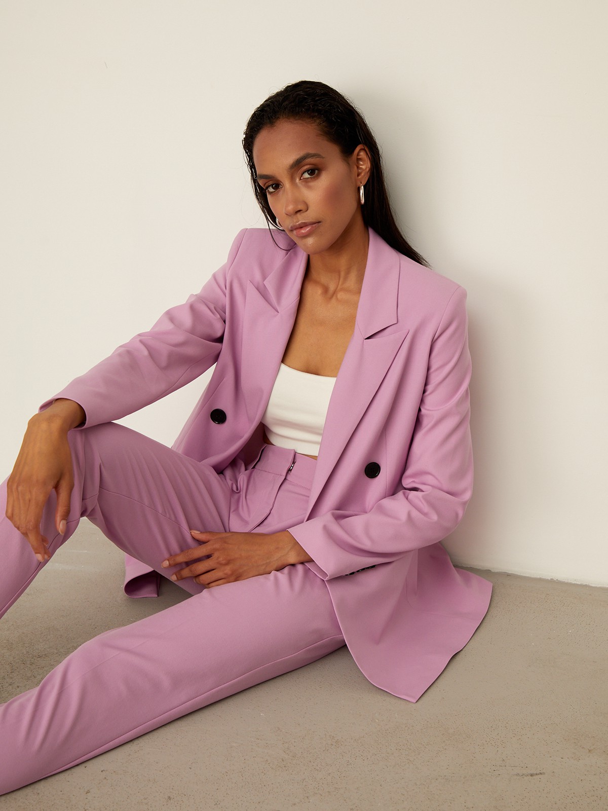 


Брюки с завышенной талией и декоративными складками у пояса выполнены из легкой льняной ткани. Отутюженные стрелки вытягивают силуэт. Сочетайте с жакетом аналогичного оттенка.

На модели размер XS