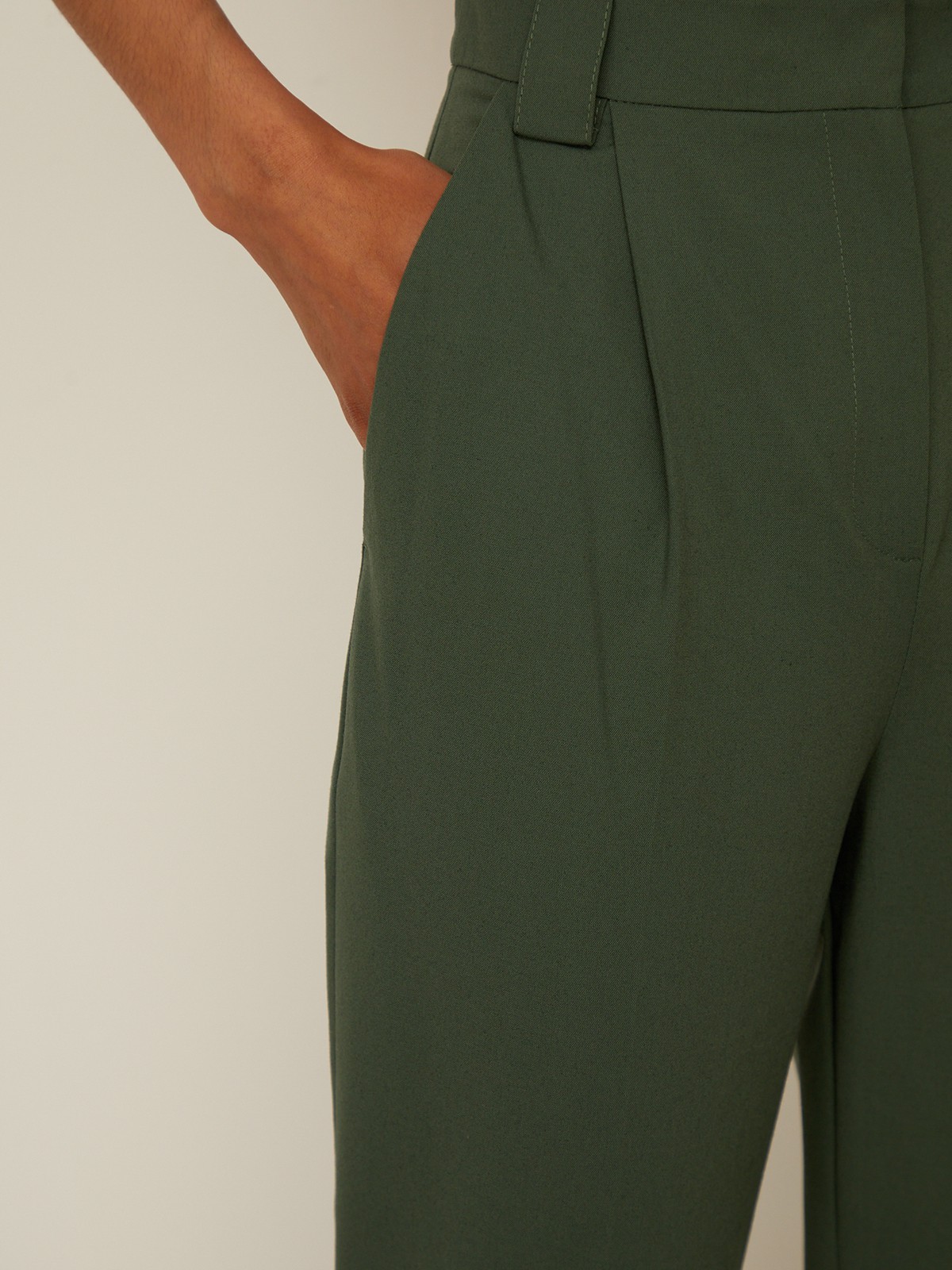 


Брюки с завышенной талией и декоративными складками у пояса выполнены из легкой льняной ткани. Отутюженные стрелки вытягивают силуэт. Сочетайте с жакетом аналогичного оттенка.

На модели размер XS