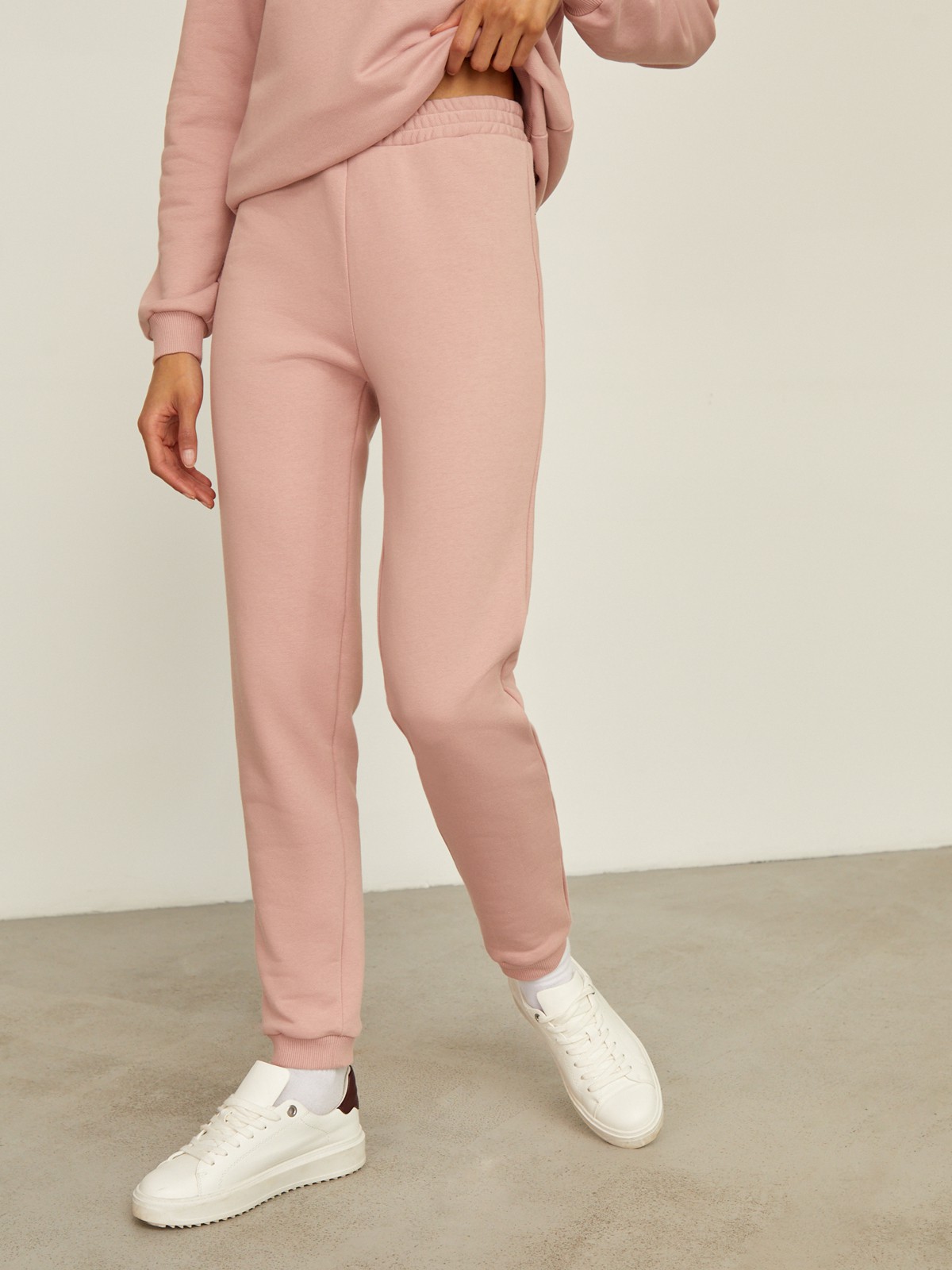 Брюки свободного силуэта на резинке. Модель дополнена манжетами из основной ткани по низу изделия. Сочетайте брюки со спортивной обувью, базовыми футбoлками и свитшoтами.

На модели размер XS/S