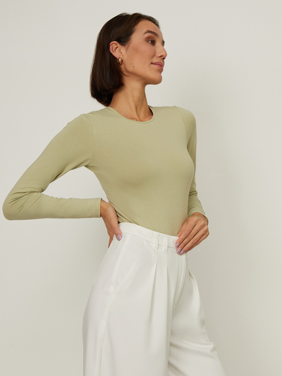 


Боди с эффектом второй кожи выполнен из тонкой трикотажной ткани. Длинные рукава, круглый вырез. Необходимая константа современного гардероба.

На модели размер XS