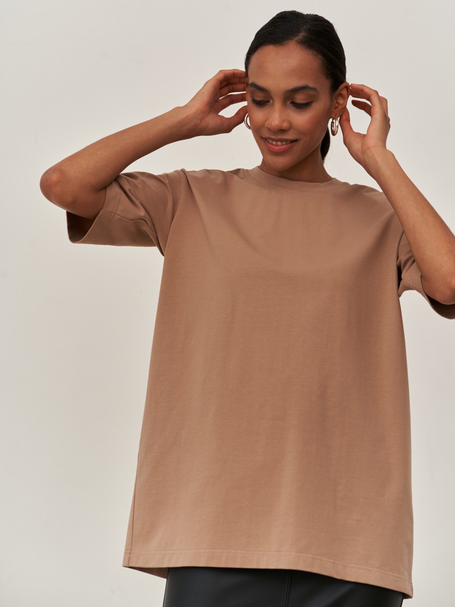 


Футболка удлиненного oversize кроя выполнена из хлопковой ткани и оформлена короткими рукавами и круглым вырезом с плоской окантовкой. Носите навыпуск или заправленной в контрастную юбку, шорты или брюки.

На модели размер XS/S