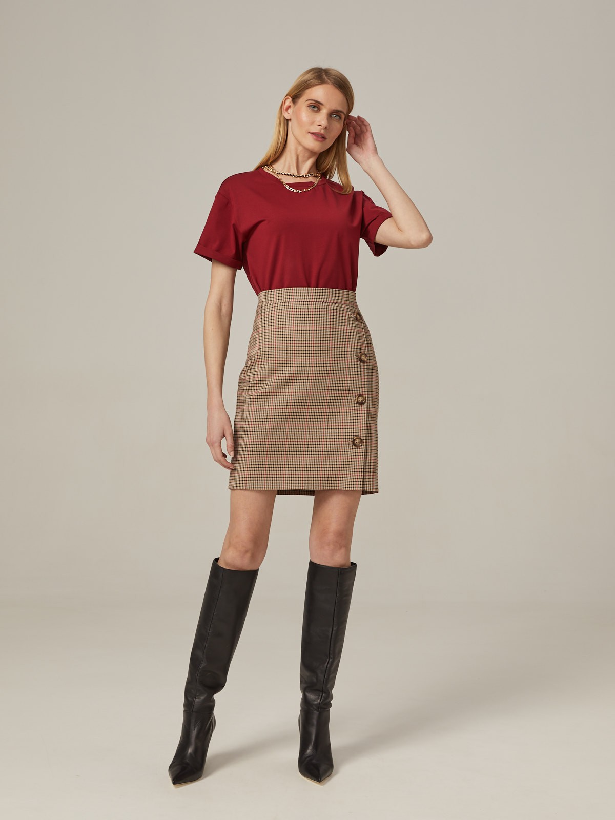 Прямая юбка длины мини на высокой посадке. модель дополнена 4 декоративными пуговицами по левому боку. Верхний срез обработан отрезным поясом.
Цветомодели кэмел и терракотовый на 35% выполнены из переработанного пластика.

На модели размер XS

