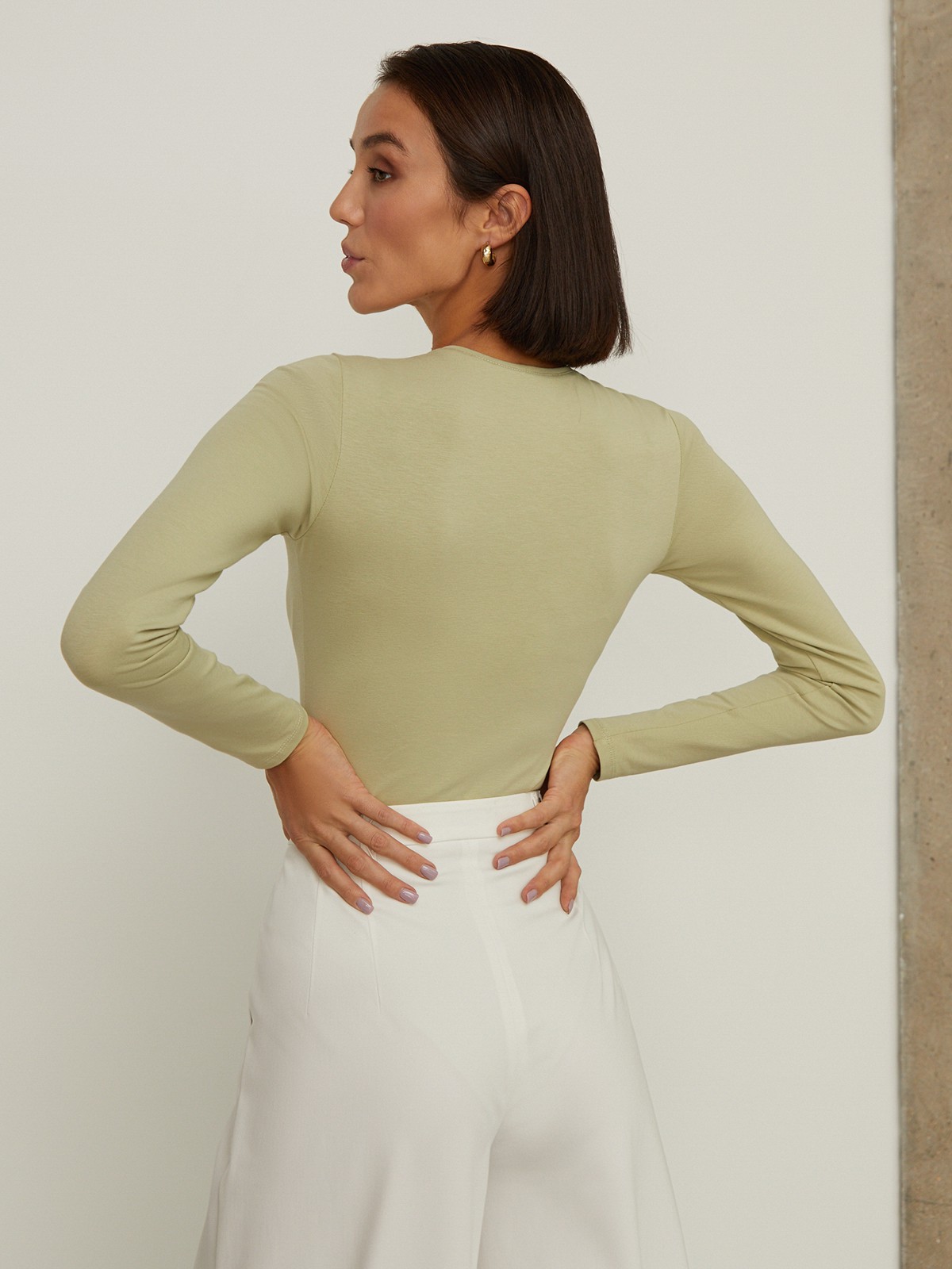 


Боди с эффектом второй кожи выполнен из тонкой трикотажной ткани. Длинные рукава, круглый вырез. Необходимая константа современного гардероба.

На модели размер XS