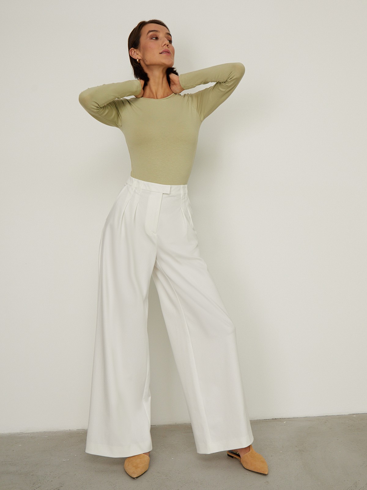 


Боди с эффектом второй кожи выполнен из тонкой трикотажной ткани. Длинные рукава, круглый вырез. Необходимая константа современного гардероба.

На модели размер XS