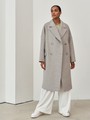 Пальто-кокон Tyler, цвет: светло-серый меланж Allweneed Двубортное минималистичное пальто-кокон длины чуть ниже колена. Дополнено декоративной отстрочкой, клапанами на карманах и пуговицами, выкрашенными вручную. Незаменимая базовая модель для тех, кто любит оверсайз.
На модели размер XS