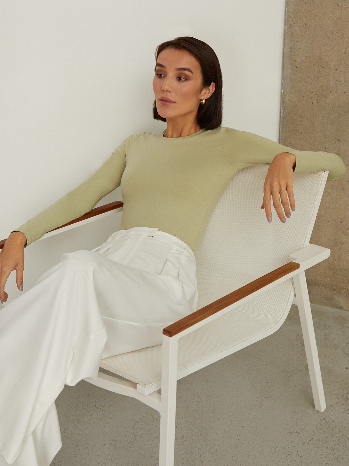 


Боди с эффектом второй кожи выполнен из тонкой трикотажной ткани. Длинные рукава, круглый вырез. Необходимая константа современного гардероба.

На модели размер XS