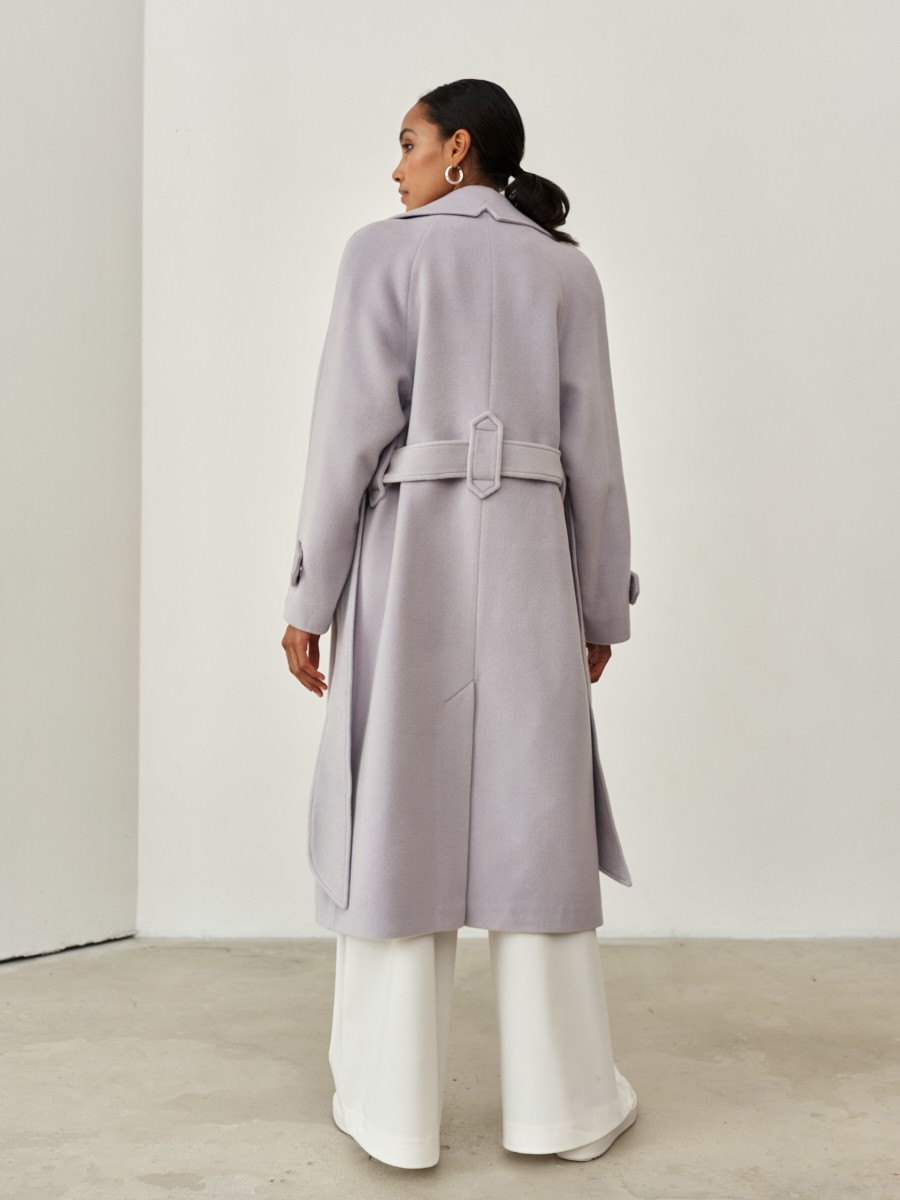 Пальто-халат Flora с рукавом реглан, цвет: светло-серый Allweneed Пальто-халат длины миди с клапанами на карманах, рукавом реглан. Дополнено декоративными отстрочками и воротником-стойка с фигурным вырезом. Данная модель красиво подчеркивает женственные формы за счет пояса.
На модели размер XS