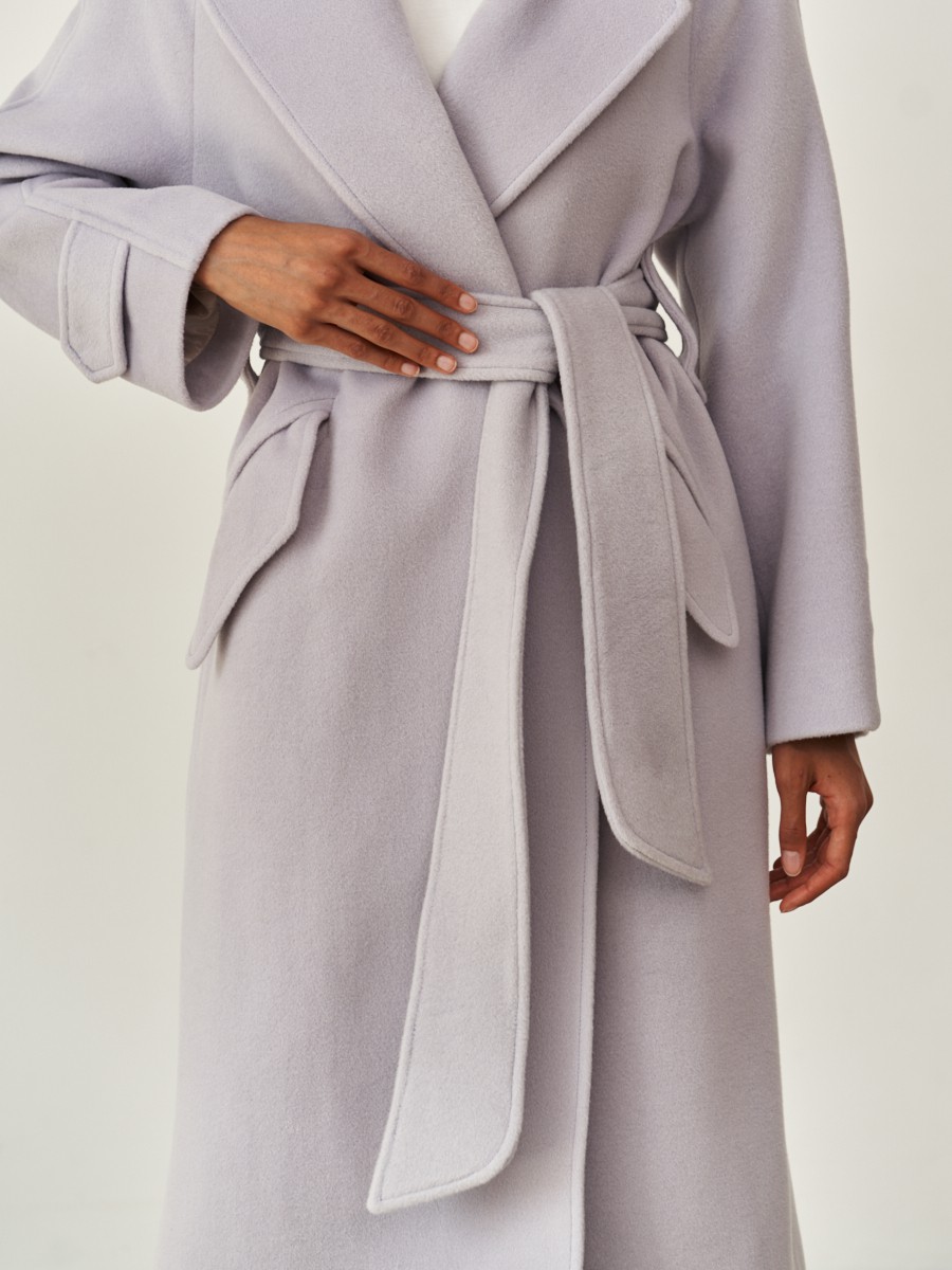 Пальто-халат Flora с рукавом реглан, цвет: светло-серый Allweneed Пальто-халат длины миди с клапанами на карманах, рукавом реглан. Дополнено декоративными отстрочками и воротником-стойка с фигурным вырезом. Данная модель красиво подчеркивает женственные формы за счет пояса.
На модели размер XS