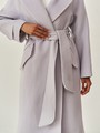 Пальто-халат Flora с рукавом реглан, цвет: светло-серый Allweneed Пальто-халат длины миди с клапанами на карманах, рукавом реглан. Дополнено декоративными отстрочками и воротником-стойка с фигурным вырезом. Данная модель красиво подчеркивает женственные формы за счет пояса.
На модели размер XS