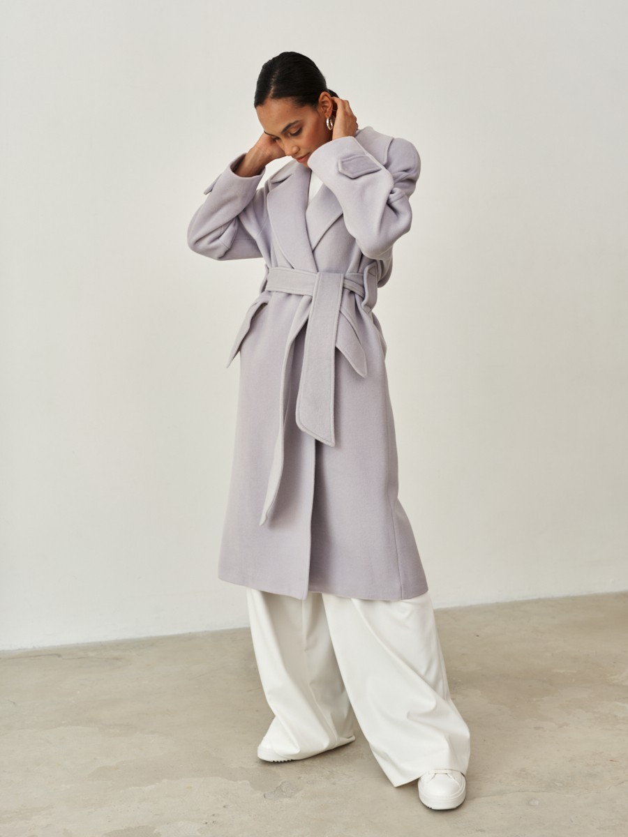 Пальто-халат Flora с рукавом реглан, цвет: светло-серый Allweneed Пальто-халат длины миди с клапанами на карманах, рукавом реглан. Дополнено декоративными отстрочками и воротником-стойка с фигурным вырезом. Данная модель красиво подчеркивает женственные формы за счет пояса.
На модели размер XS