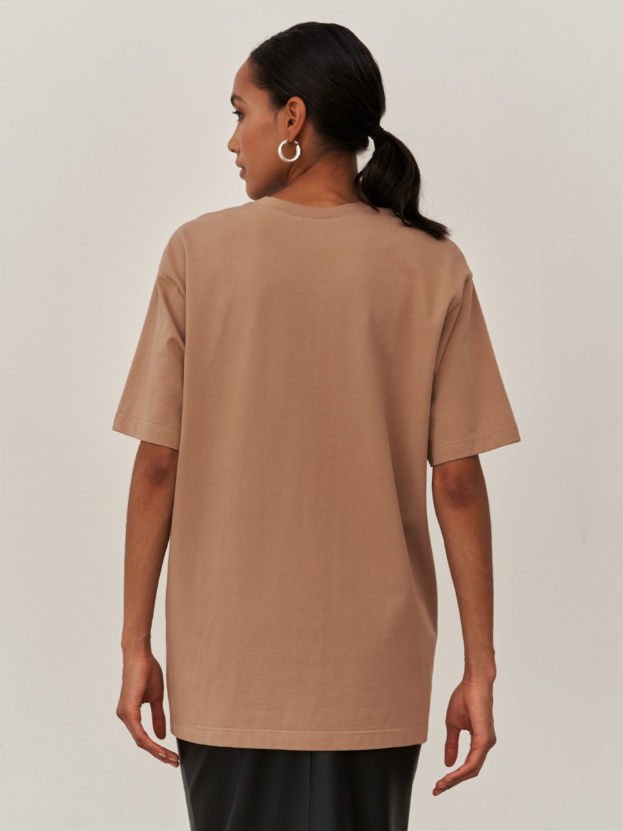 


Футболка удлиненного oversize кроя выполнена из хлопковой ткани и оформлена короткими рукавами и круглым вырезом с плоской окантовкой. Носите навыпуск или заправленной в контрастную юбку, шорты или брюки.

На модели размер XS/S