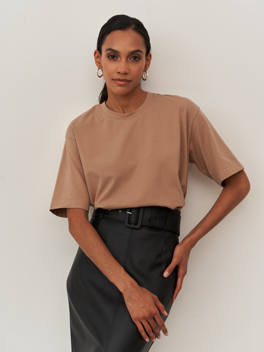 


Футболка удлиненного oversize кроя выполнена из хлопковой ткани и оформлена короткими рукавами и круглым вырезом с плоской окантовкой. Носите навыпуск или заправленной в контрастную юбку, шорты или брюки.

На модели размер XS/S