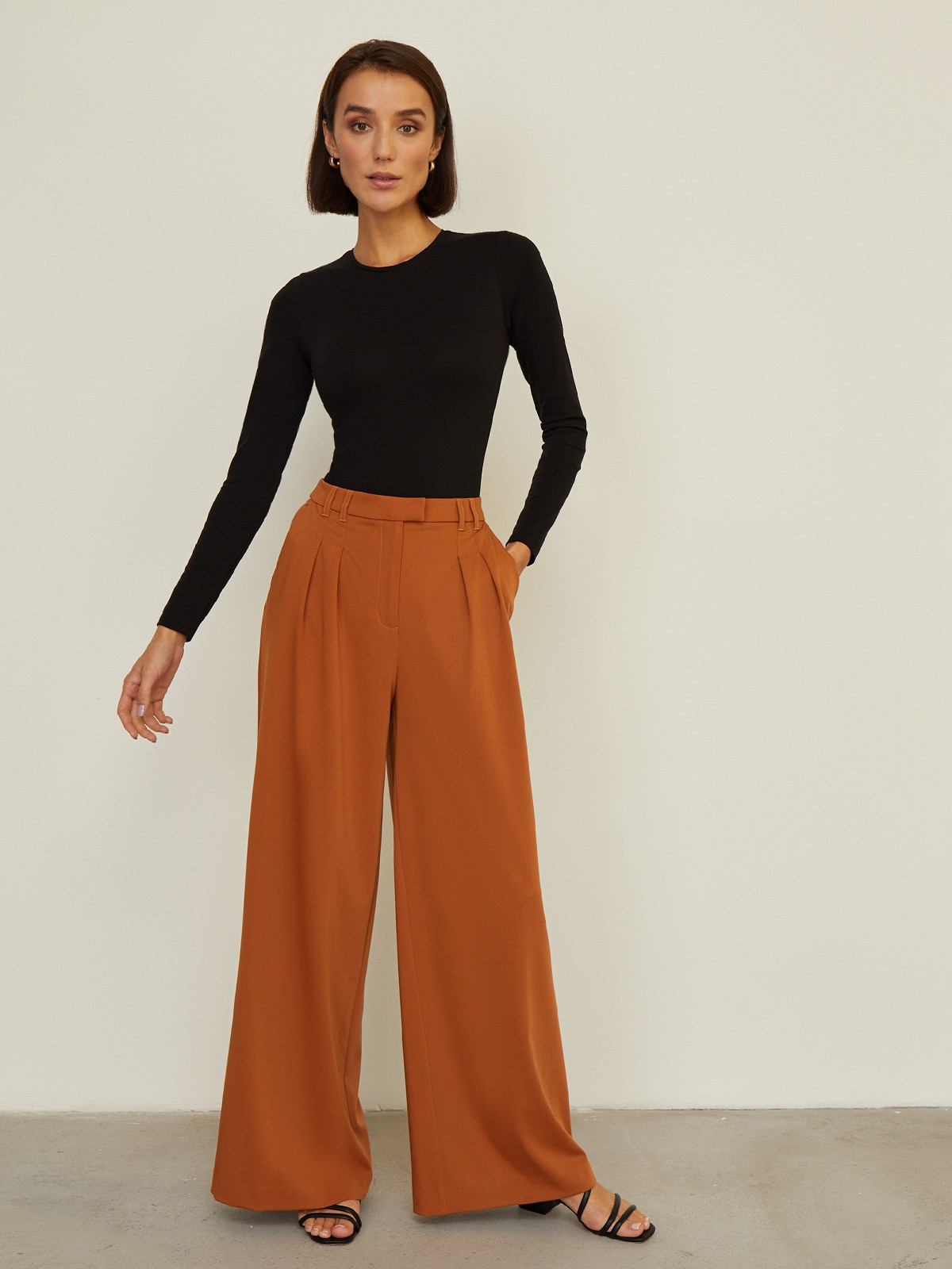 


Боди с эффектом второй кожи выполнен из тонкой трикотажной ткани. Длинные рукава, круглый вырез. Необходимая константа современного гардероба.

На модели размер XS