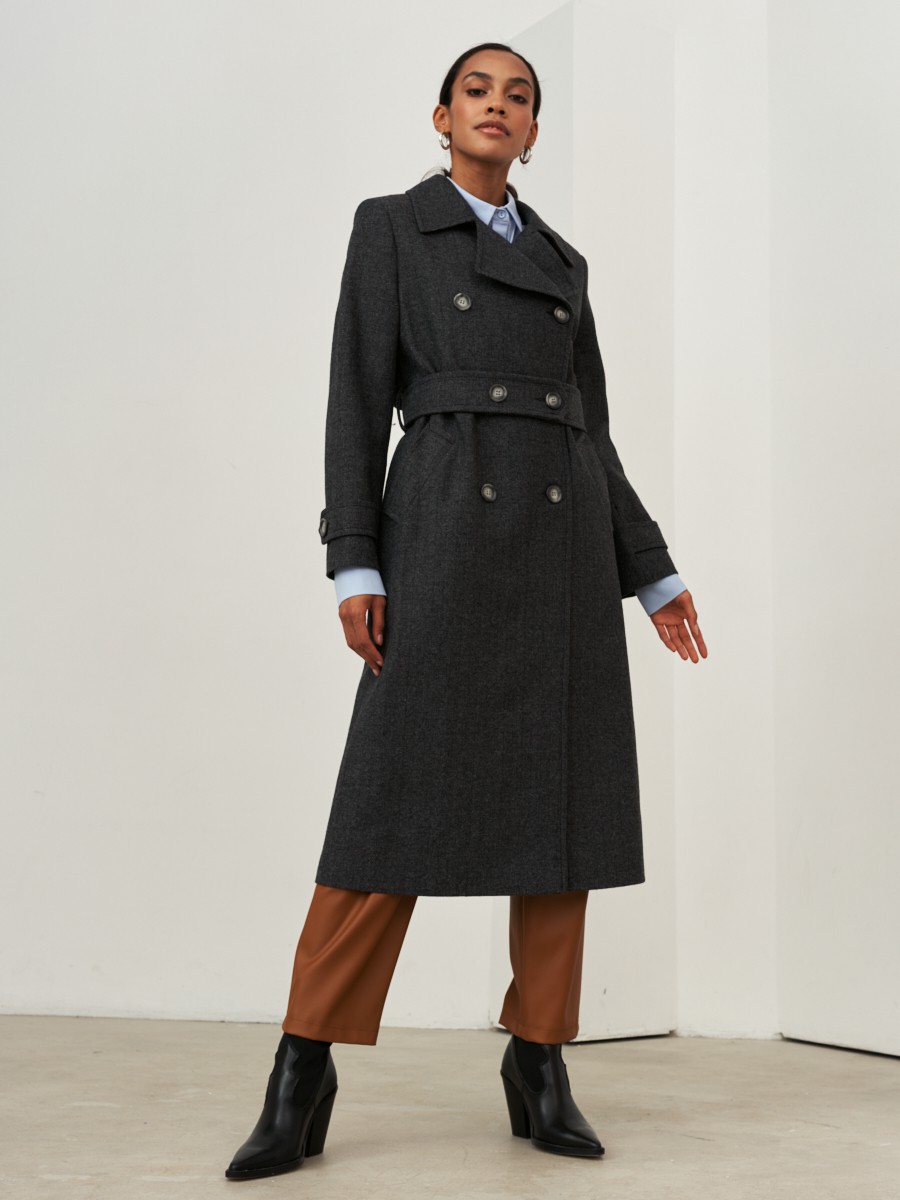 Пальто-тренч Dandy с поясом на пуговицах, цвет: серая елочка Allweneed Двубортное пальто-тренчс кокеткой по спинке, широким поясом на пуговицах и шлицей сзади.
Рукава декорированы патами на пуговицах. Классический крой в сочетании с элементами стиля милитари - отличная альтернатива минимализму.
На модели размер XS