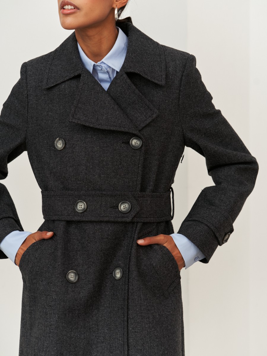 Пальто-тренч Dandy с поясом на пуговицах, цвет: серая елочка Allweneed Двубортное пальто-тренчс кокеткой по спинке, широким поясом на пуговицах и шлицей сзади.
Рукава декорированы патами на пуговицах. Классический крой в сочетании с элементами стиля милитари - отличная альтернатива минимализму.
На модели размер XS