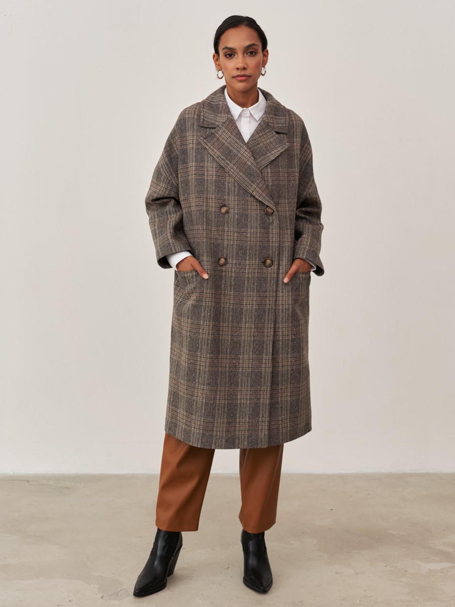 Двубортное минималистичное пальто-кокон длины чуть ниже колена. Дополнено декоративной отстрочкой, клапанами на карманах и пуговицами, выкрашенными вручную. Незаменимая базовая модель для тех, кто любит оверсайз.

На модели размер XS