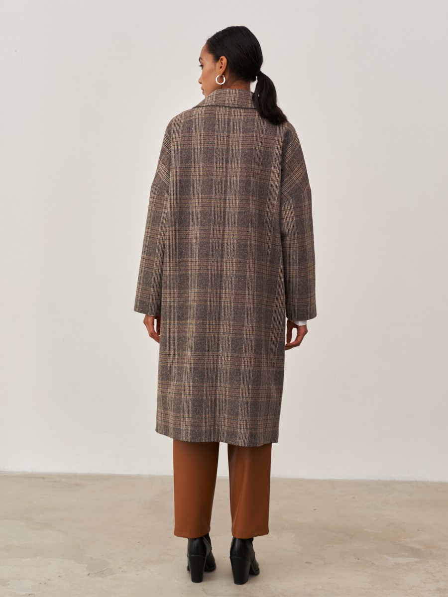 Двубортное минималистичное пальто-кокон длины чуть ниже колена. Дополнено декоративной отстрочкой, клапанами на карманах и пуговицами, выкрашенными вручную. Незаменимая базовая модель для тех, кто любит оверсайз.

На модели размер XS