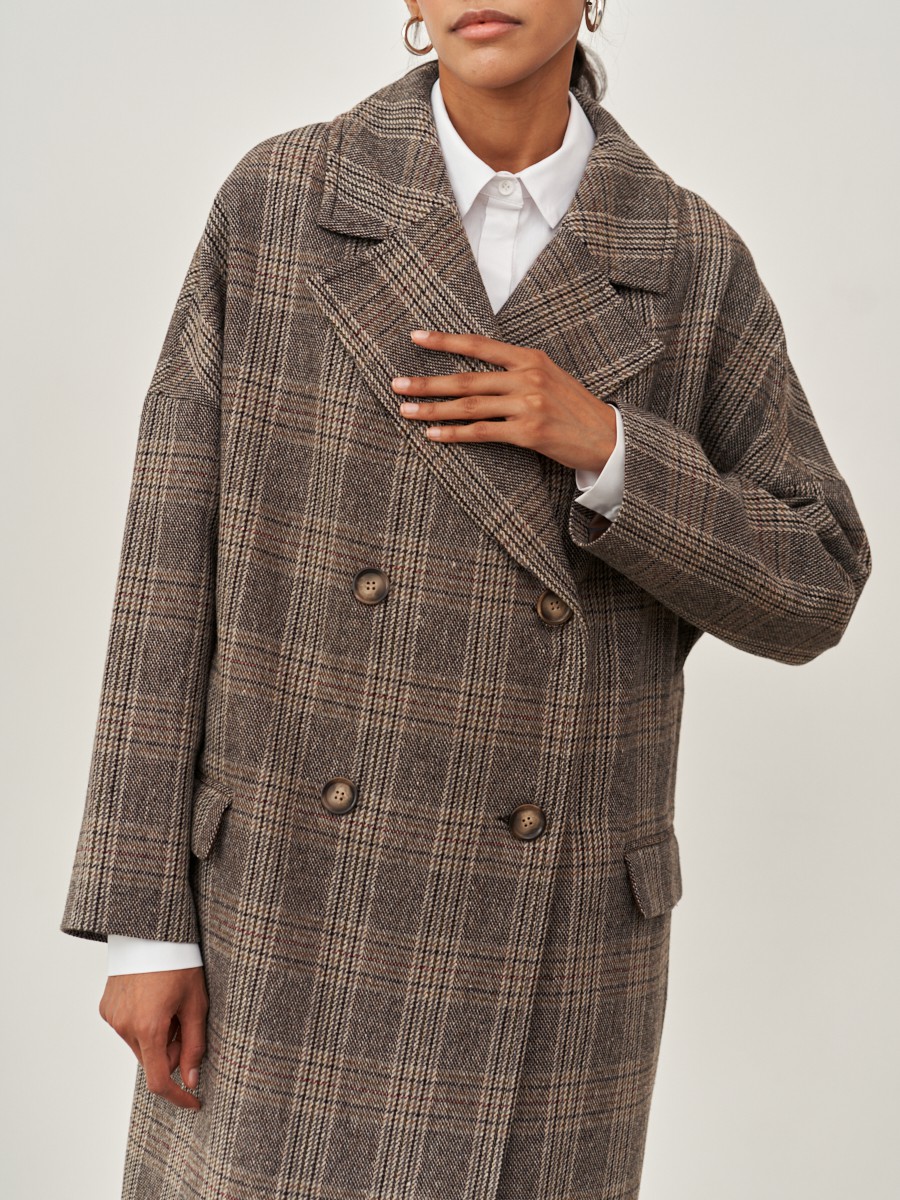 Двубортное минималистичное пальто-кокон длины чуть ниже колена. Дополнено декоративной отстрочкой, клапанами на карманах и пуговицами, выкрашенными вручную. Незаменимая базовая модель для тех, кто любит оверсайз.

На модели размер XS