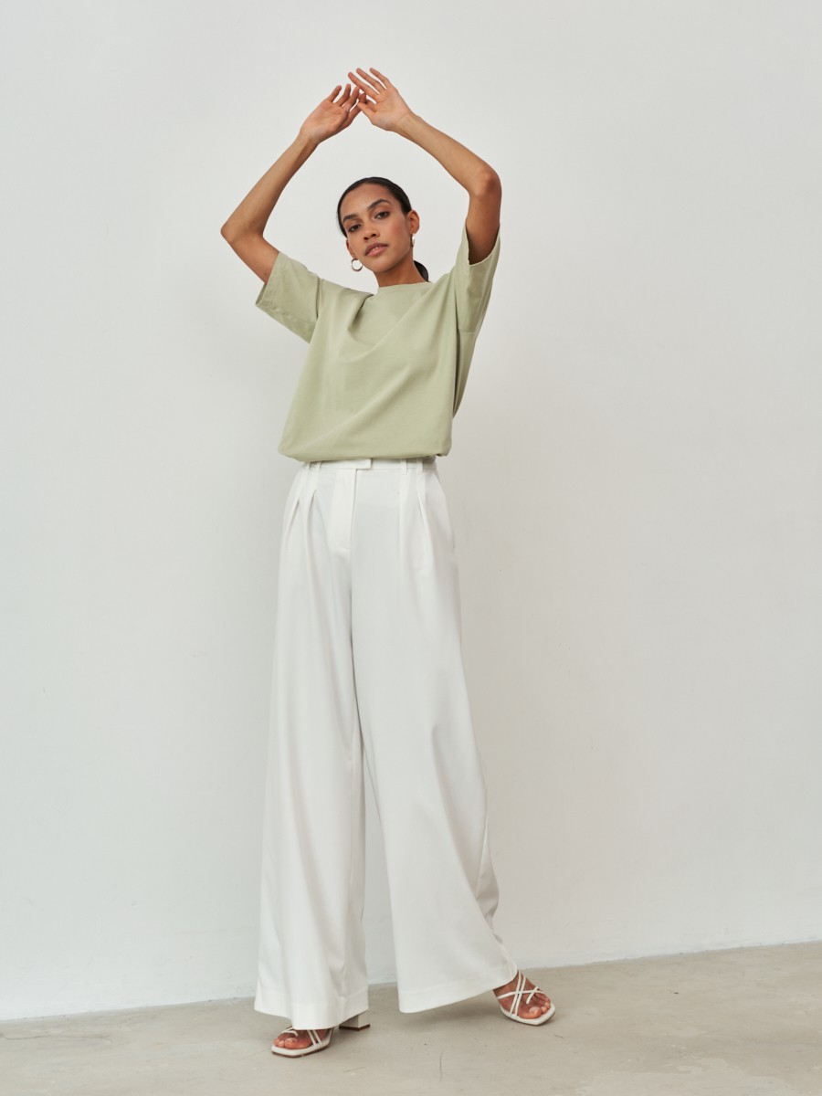 


Футболка удлиненного oversize кроя выполнена из хлопковой ткани и оформлена короткими рукавами и круглым вырезом с плоской окантовкой. Носите навыпуск или заправленной в контрастную юбку, шорты или брюки.

На модели размер XS/S