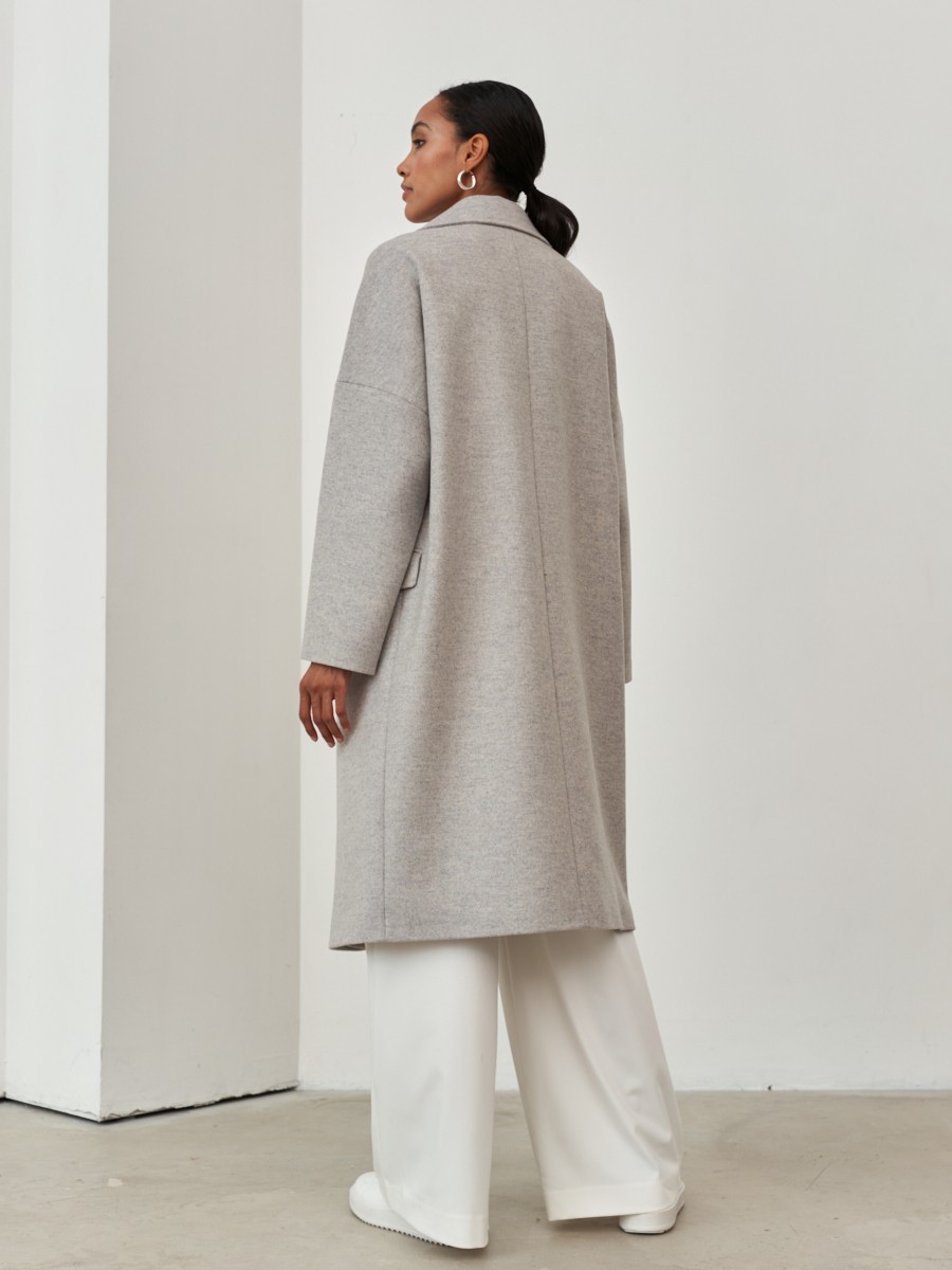 Пальто-кокон Tyler, цвет: светло-серый меланж Allweneed Двубортное минималистичное пальто-кокон длины чуть ниже колена. Дополнено декоративной отстрочкой, клапанами на карманах и пуговицами, выкрашенными вручную. Незаменимая базовая модель для тех, кто любит оверсайз.
На модели размер XS