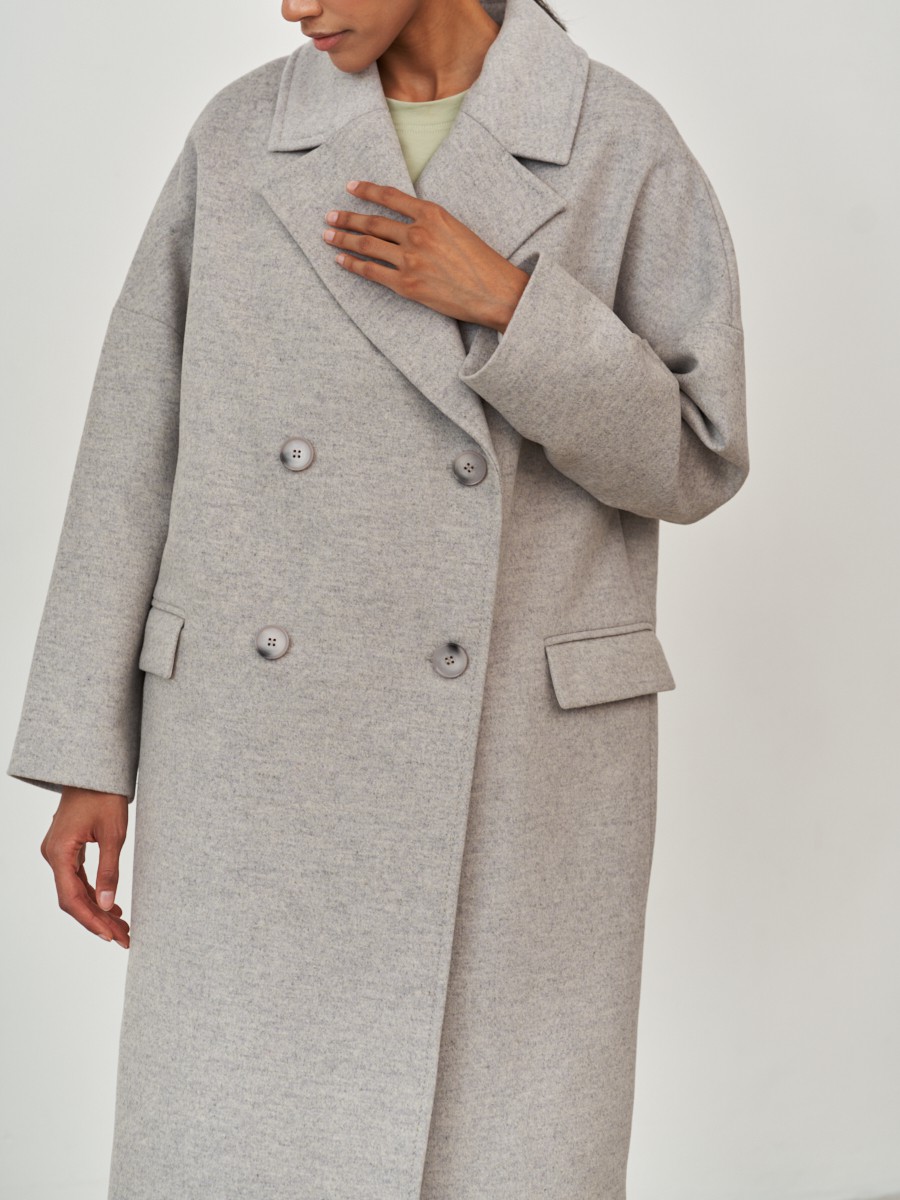 Пальто-кокон Tyler, цвет: светло-серый меланж Allweneed Двубортное минималистичное пальто-кокон длины чуть ниже колена. Дополнено декоративной отстрочкой, клапанами на карманах и пуговицами, выкрашенными вручную. Незаменимая базовая модель для тех, кто любит оверсайз.
На модели размер XS