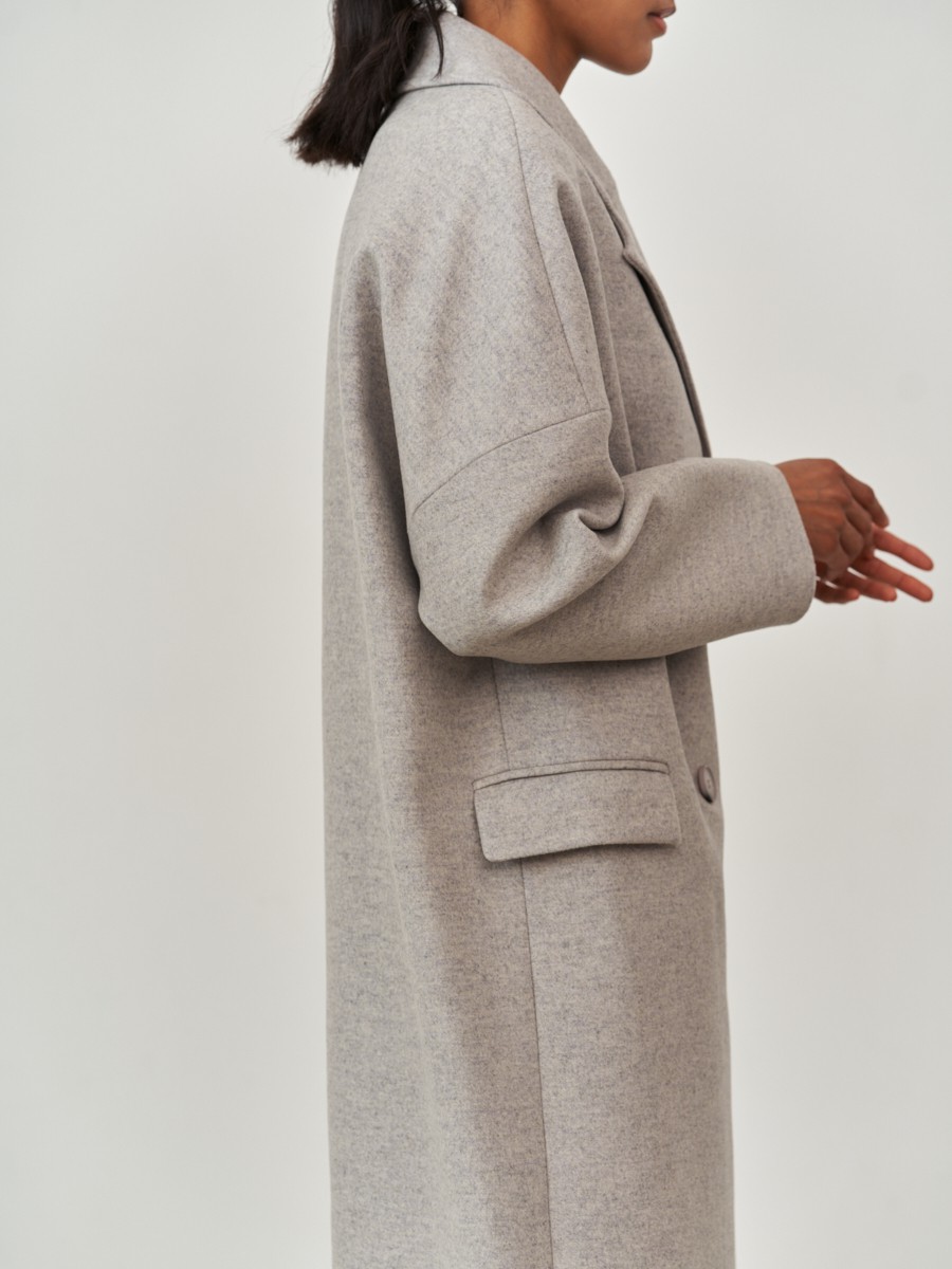 Пальто-кокон Tyler, цвет: светло-серый меланж Allweneed Двубортное минималистичное пальто-кокон длины чуть ниже колена. Дополнено декоративной отстрочкой, клапанами на карманах и пуговицами, выкрашенными вручную. Незаменимая базовая модель для тех, кто любит оверсайз.
На модели размер XS