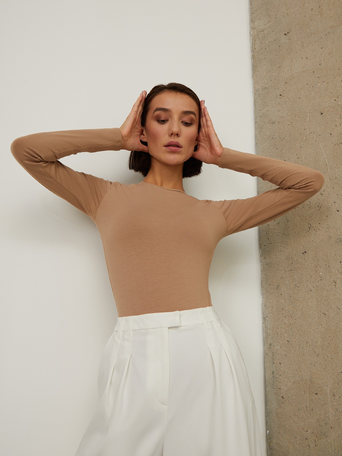 


Боди с эффектом второй кожи выполнен из тонкой трикотажной ткани. Длинные рукава, круглый вырез. Необходимая константа современного гардероба.

На модели размер XS