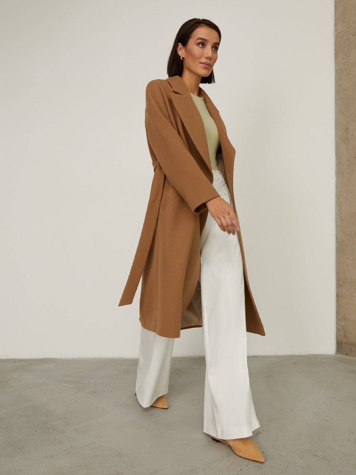 Пальто-халат Harvey со спущенным рукавом, цвет: кэмел фактурный Allweneed Пальто-халат из плотной шерсти. Модель прямого силуэтас английским воротником.Пальто дополнено двумя вместительными карманами,без застежки, с поясом из основного материала.
На модели размер XS